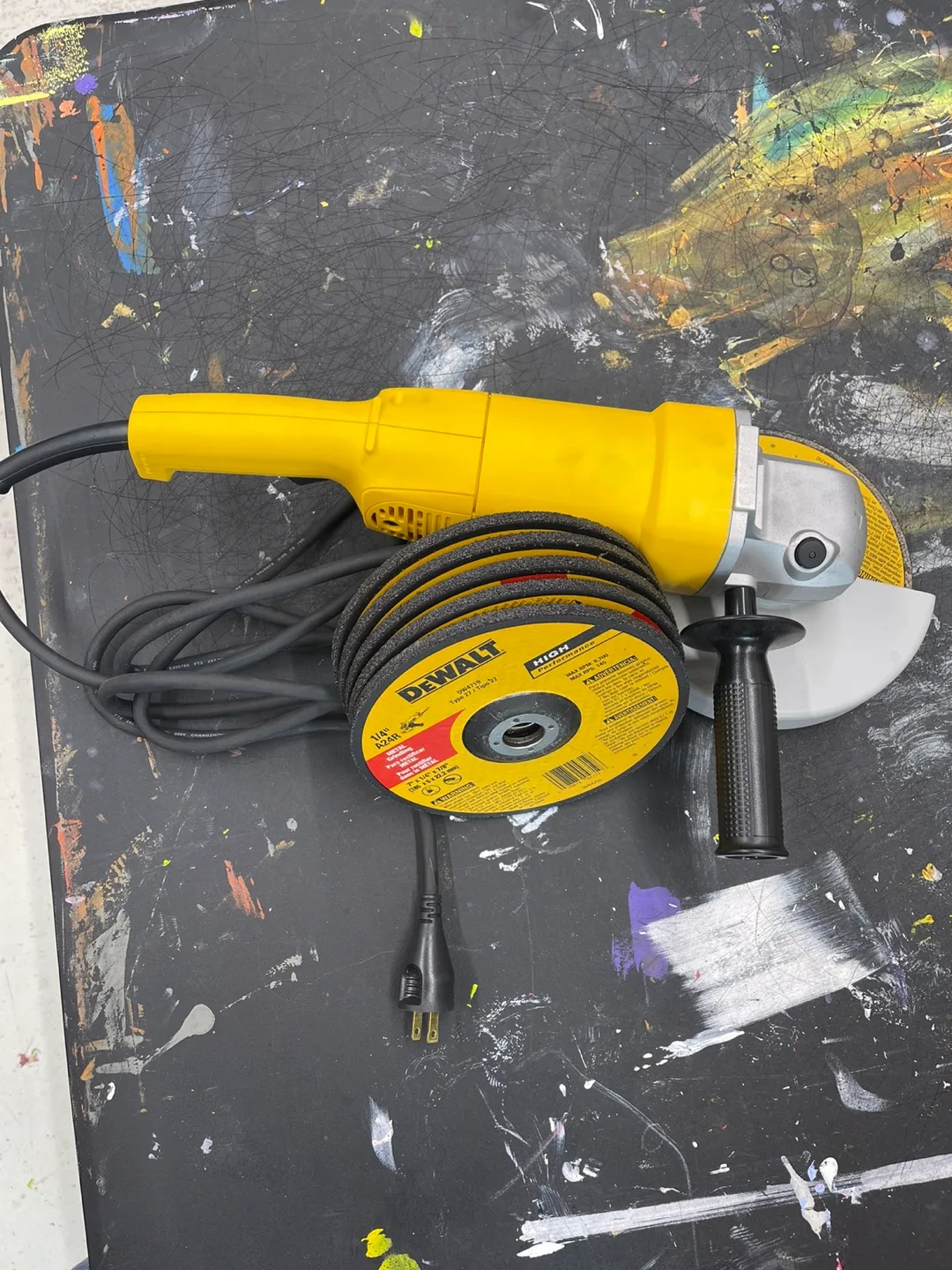 DeWalt Angle Grinder with Discs & Bag image indicator(3)