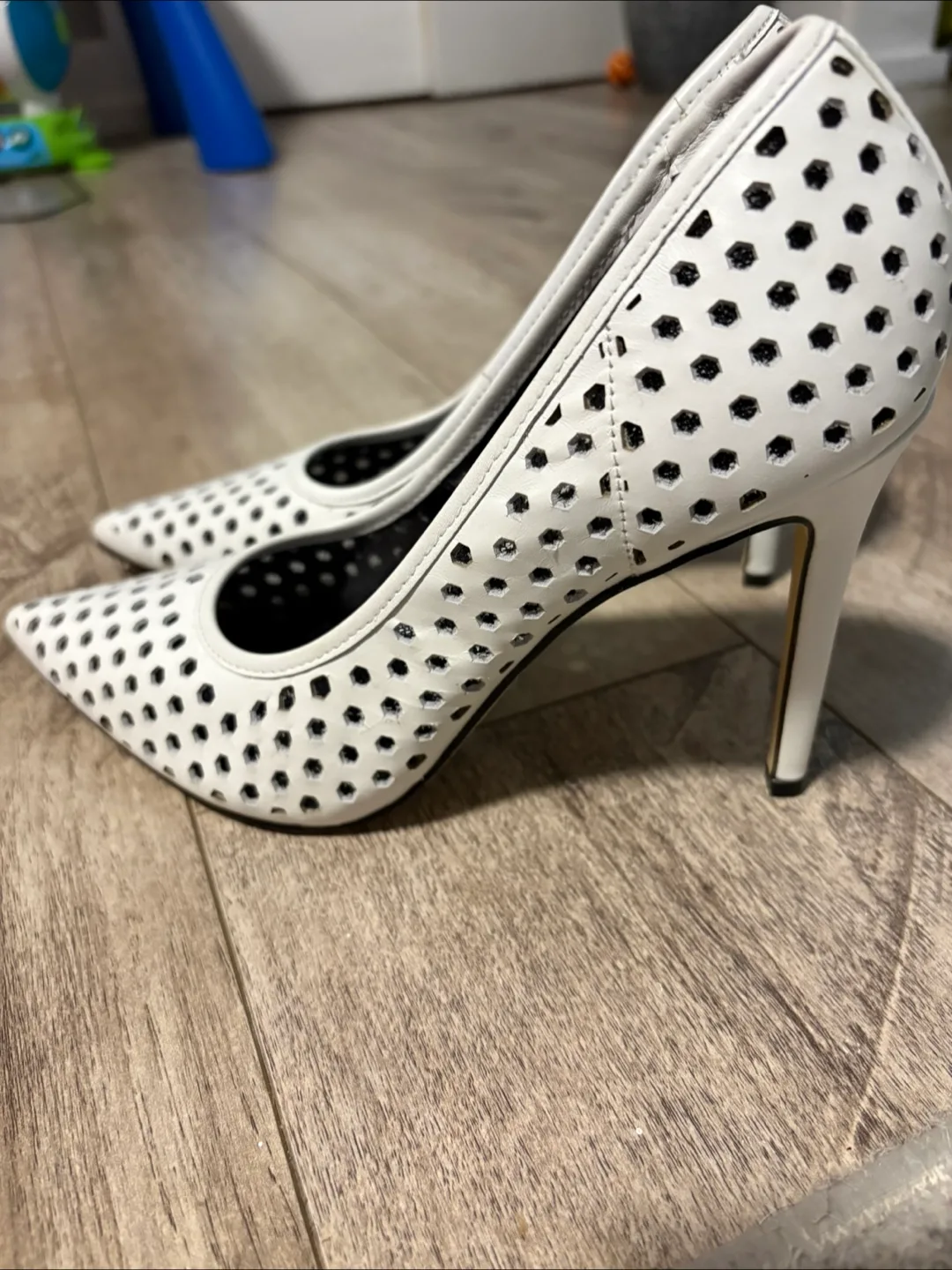 Nine West White Leather Heels - Size 7.5 image indicator(3)