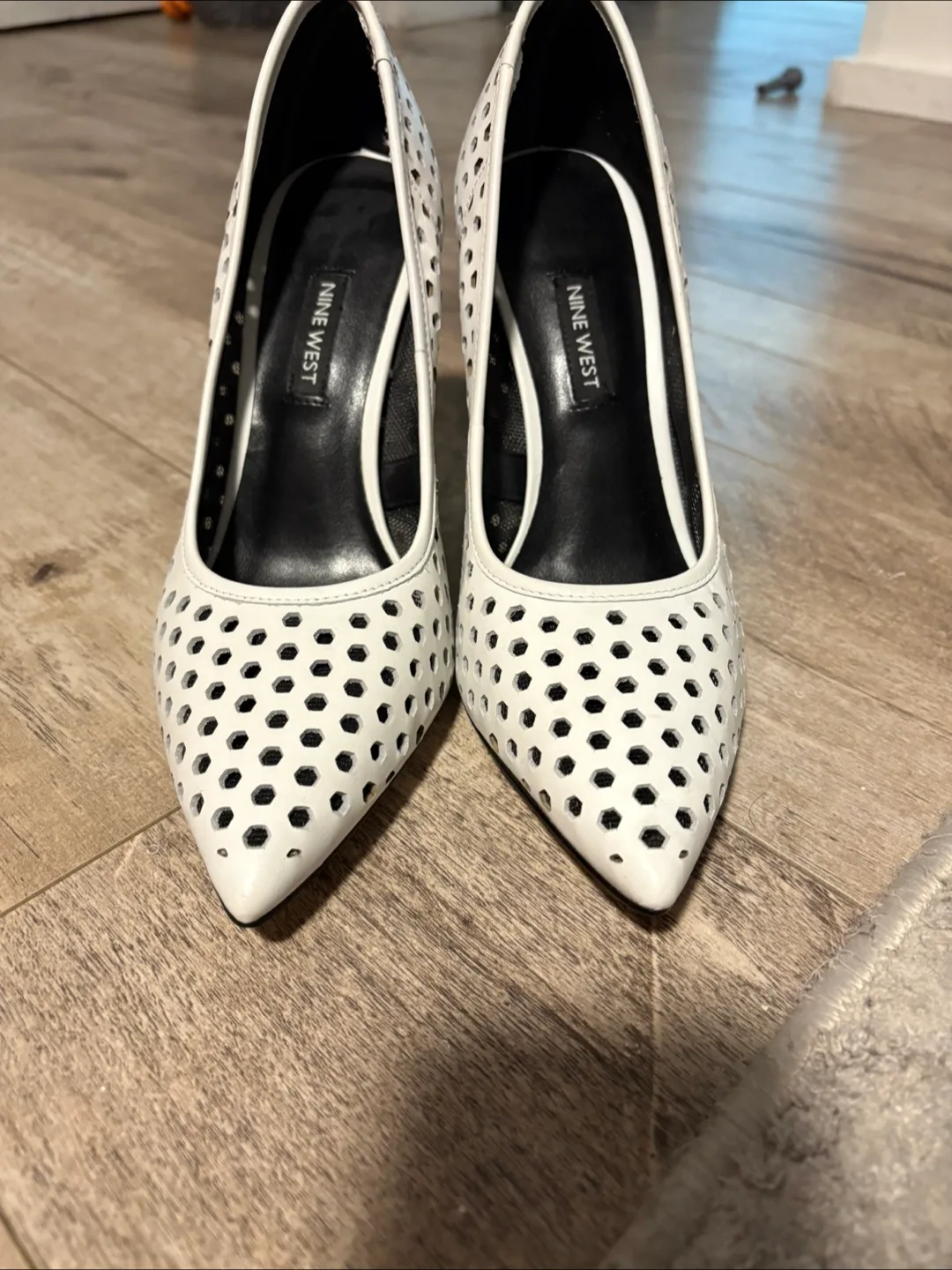 Nine West White Leather Heels - Size 7.5 image indicator(2)