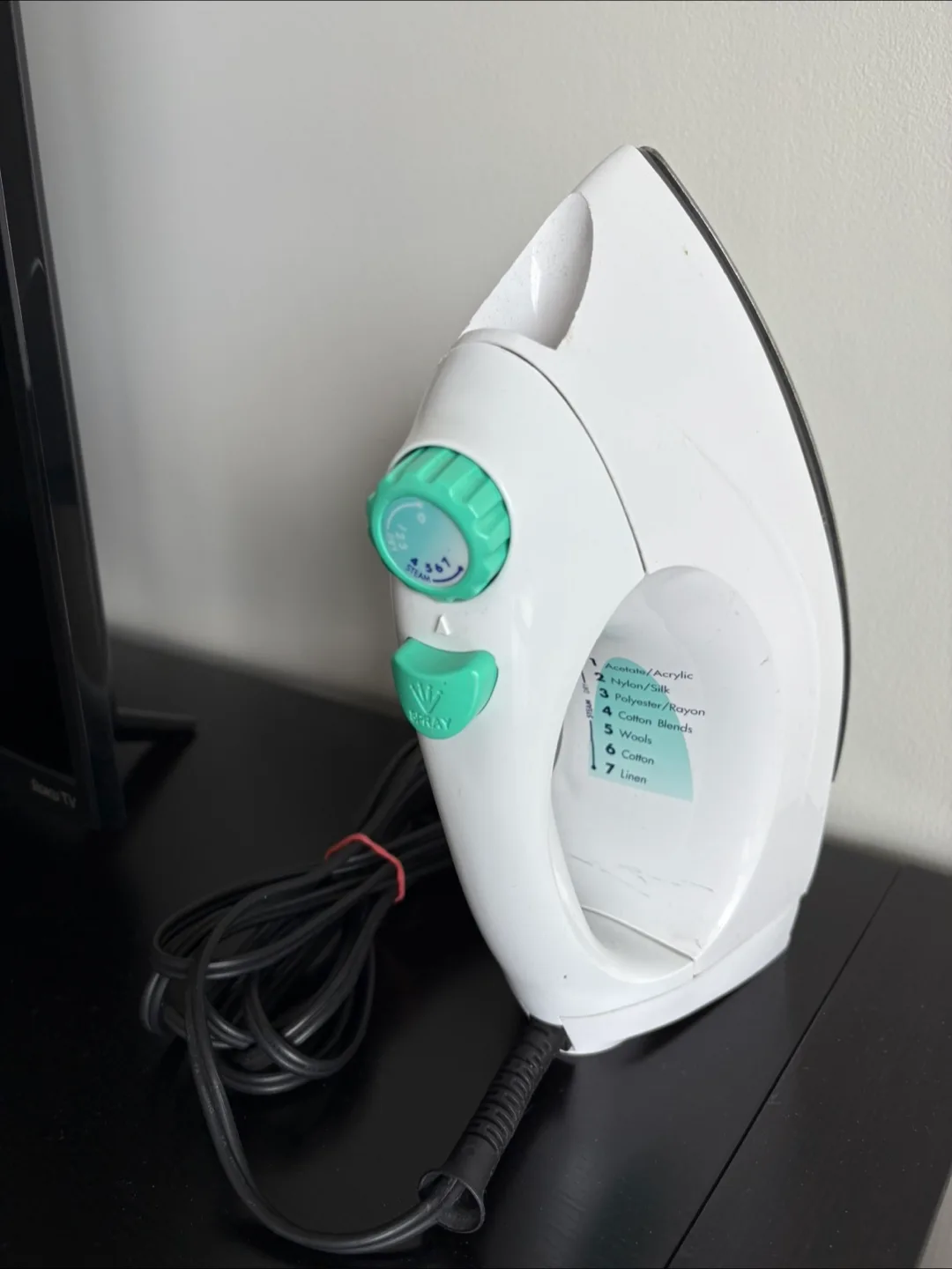 White Steam Iron thumbnail
