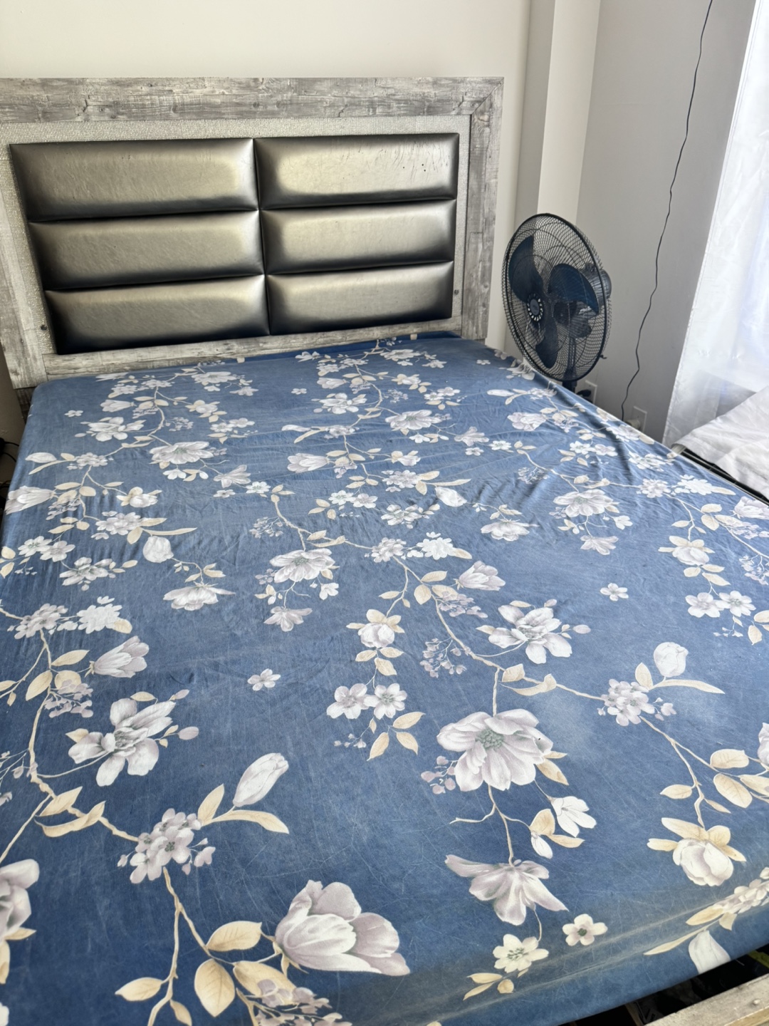 Bed with the mattress everything together queen size - photo 3