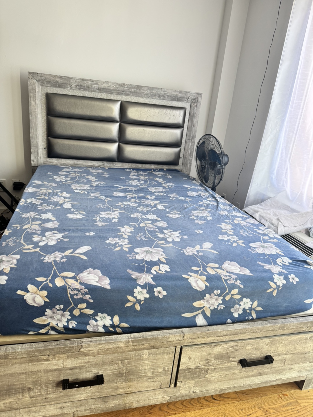 Bed with the mattress everything together queen size - photo 2