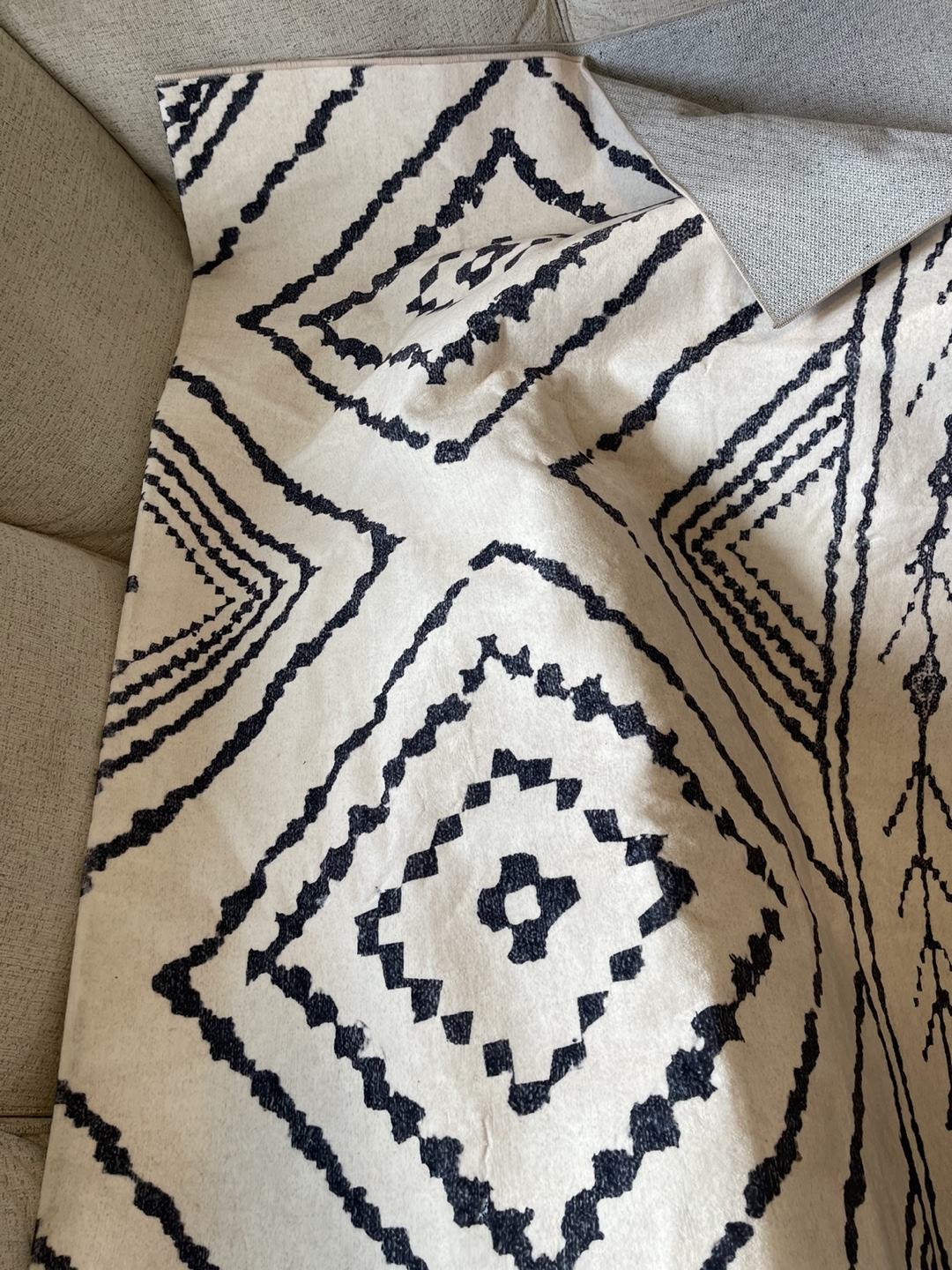 Patterned Area Rug 5/7- Cream & Black