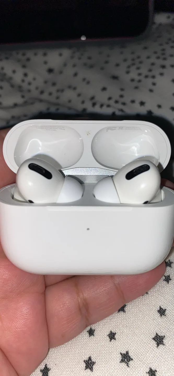 Apple AirPods Pro (1st Gen) with Wireless Charging thumbnail