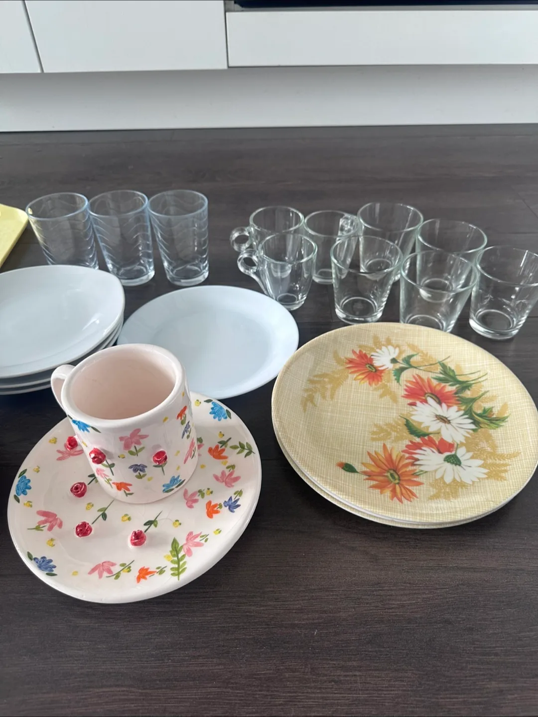 Mixed Kitchenware Lot: Plates, Glasses, Containers image indicator(3)