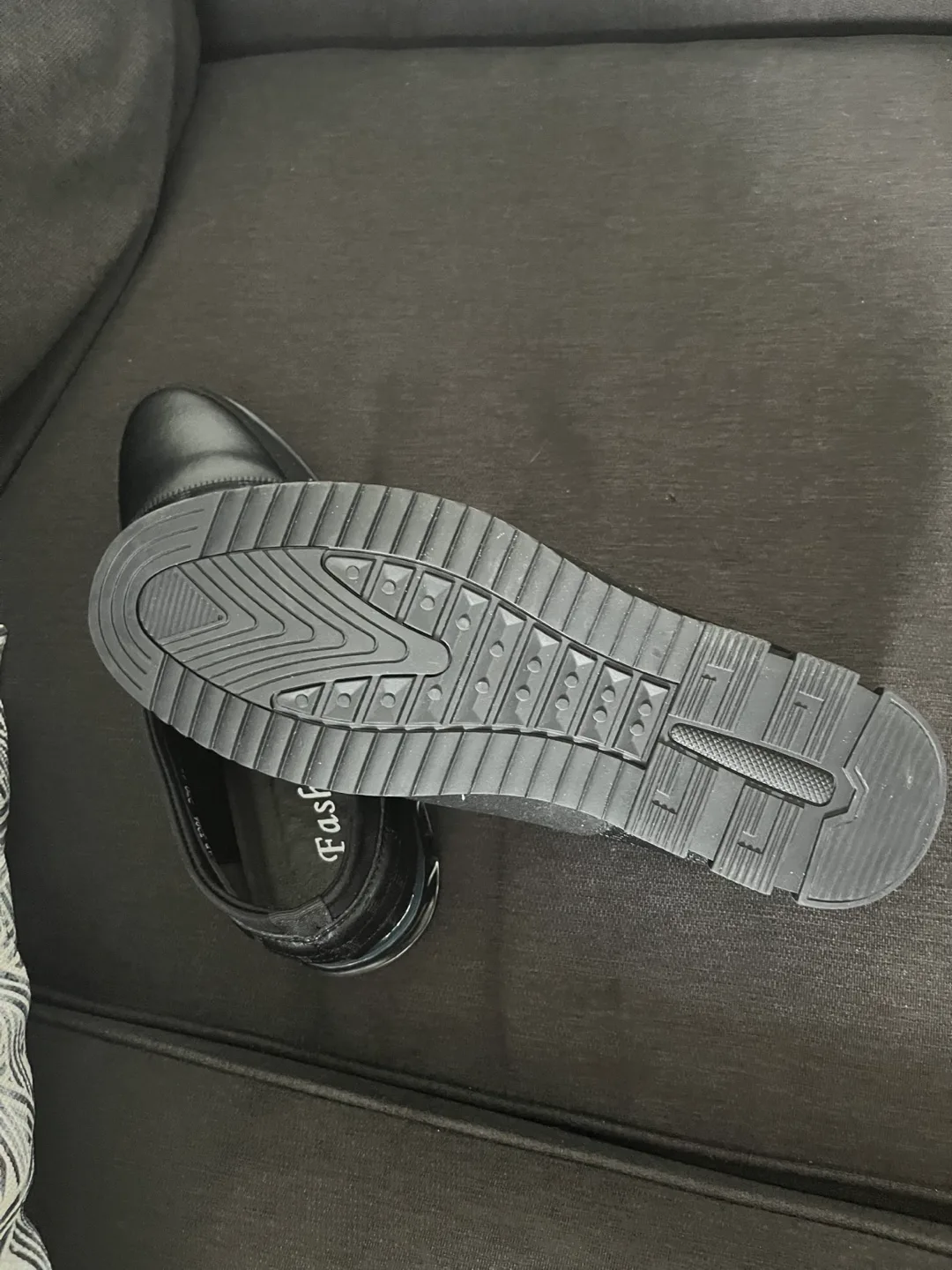 Size 10 men’s  M fashion Shoes image indicator(4)