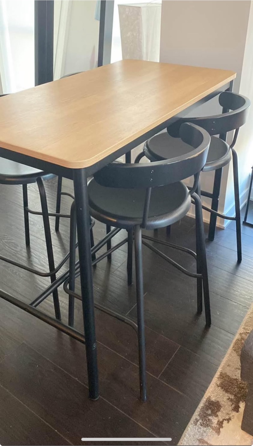 Counter Height Table with 4 Bar Stools