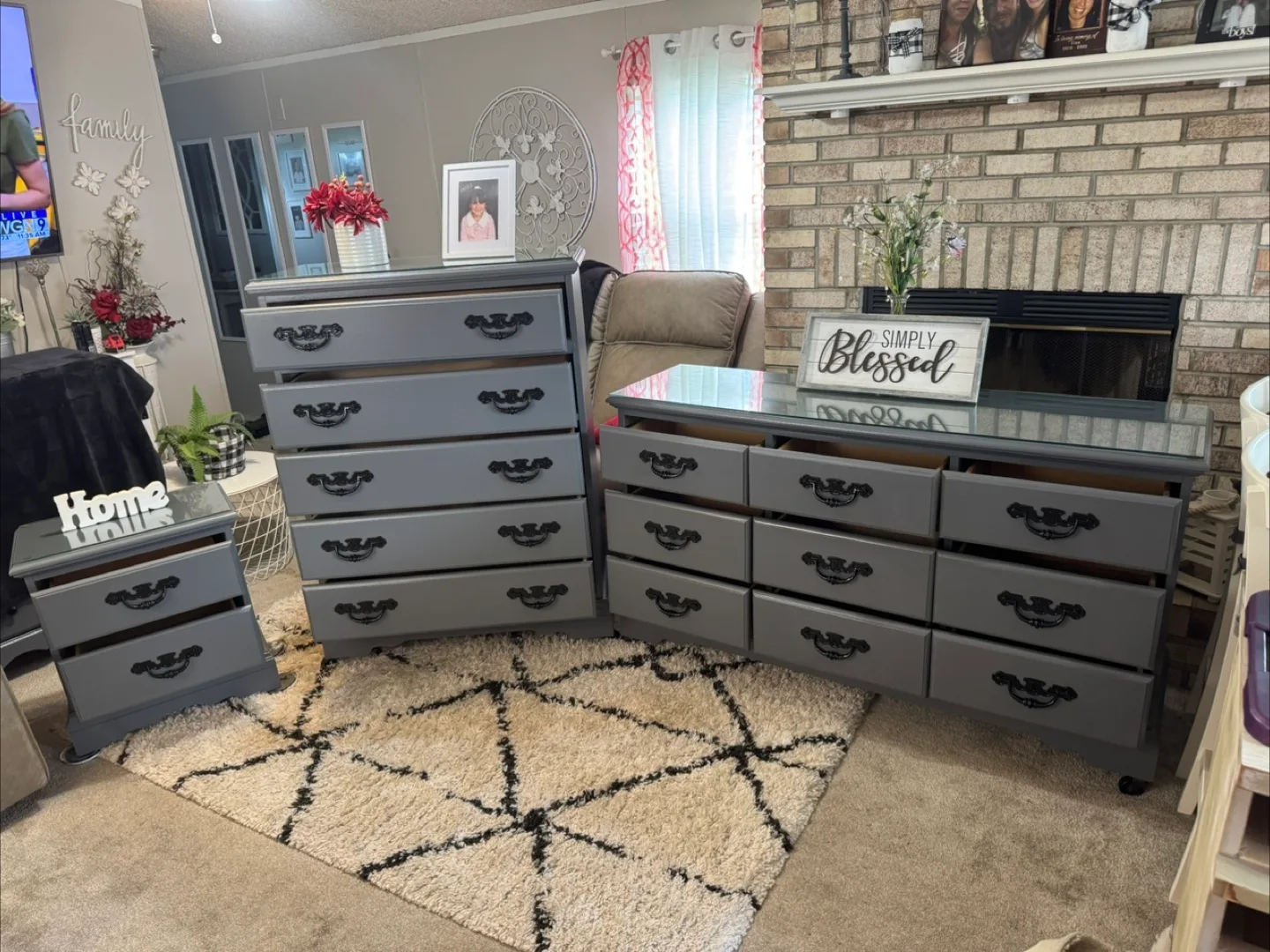 ✨✨GORGEOUS GRAY SOLID WOOD 3pc BEDROOM SET WITH GLASS TOPPING ✨✨ thumbnail