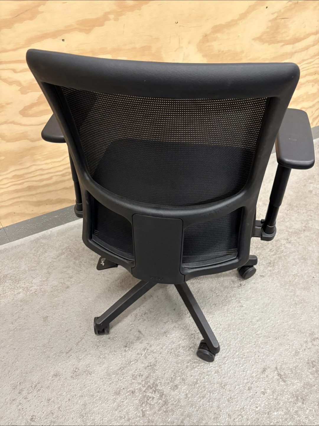 Black Mesh Office Chair - photo 2