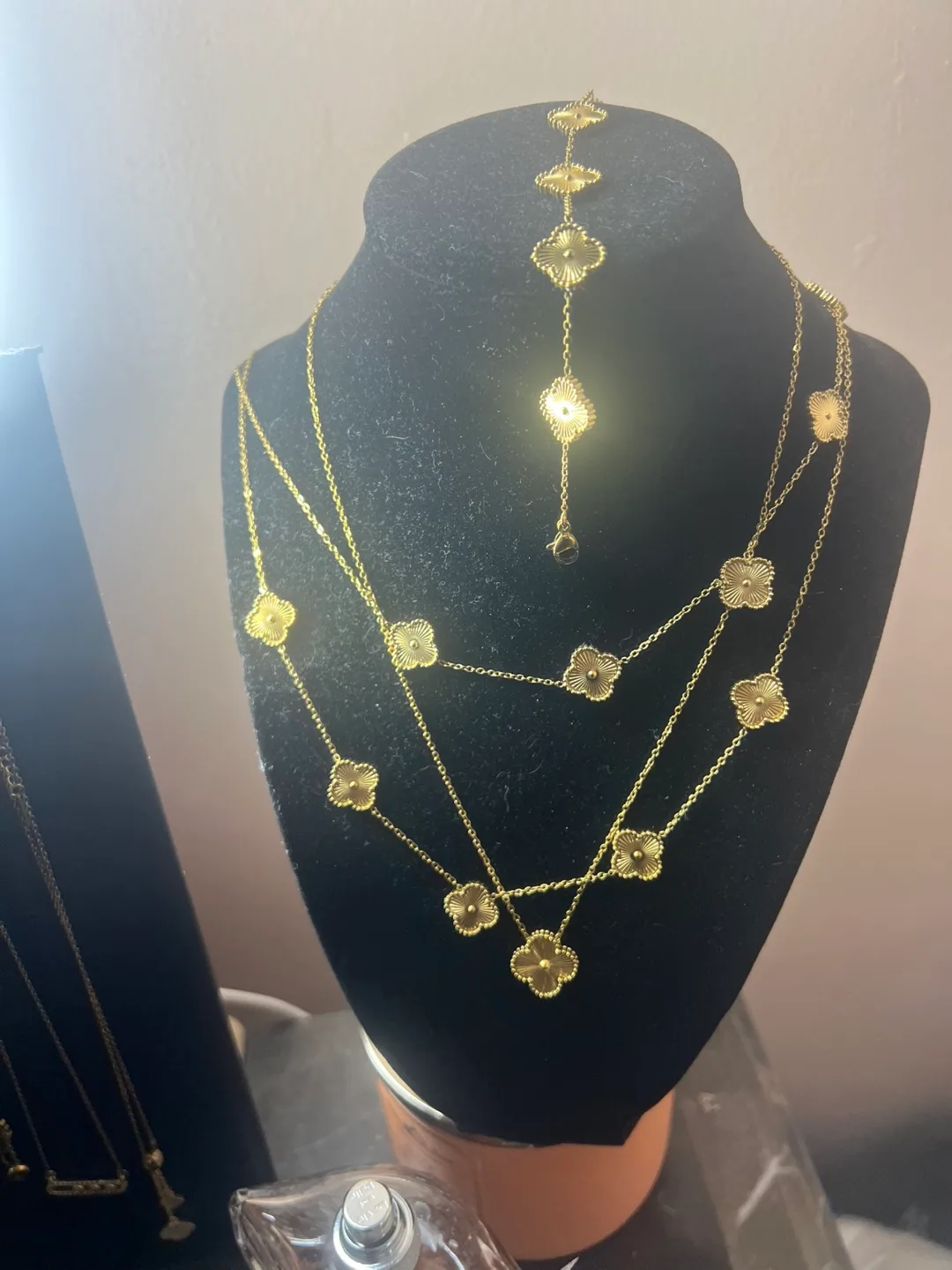 Clover Necklace and bracelets image indicator(3)