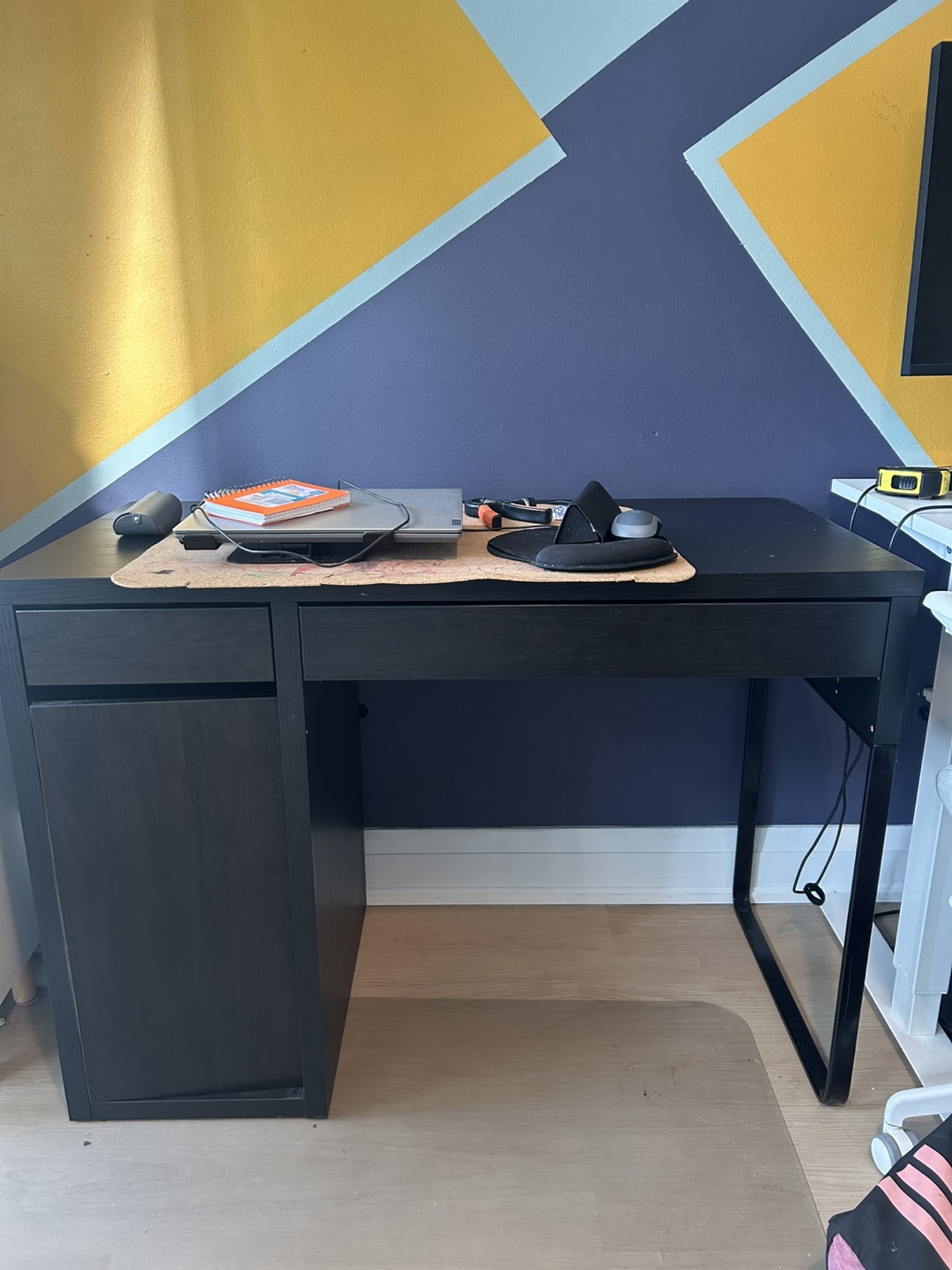 Black Desk