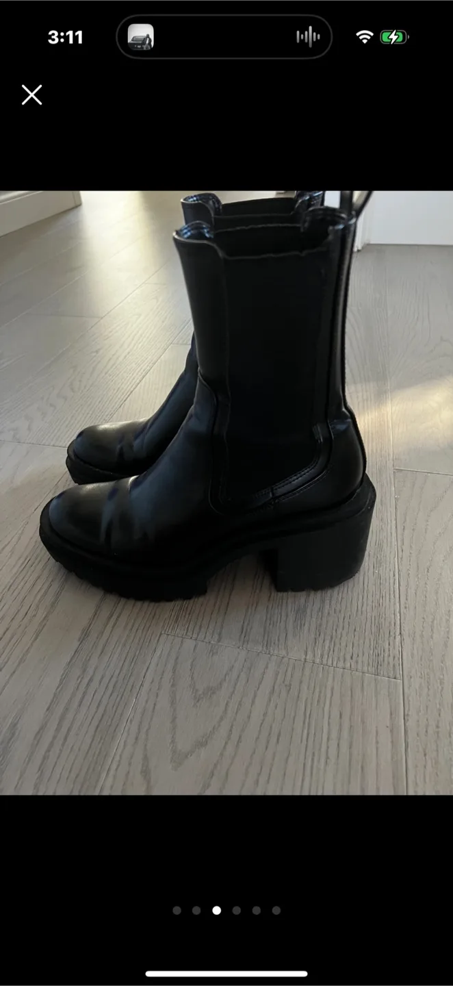 Black Leather Heeled Chelsea Boots image indicator(3)