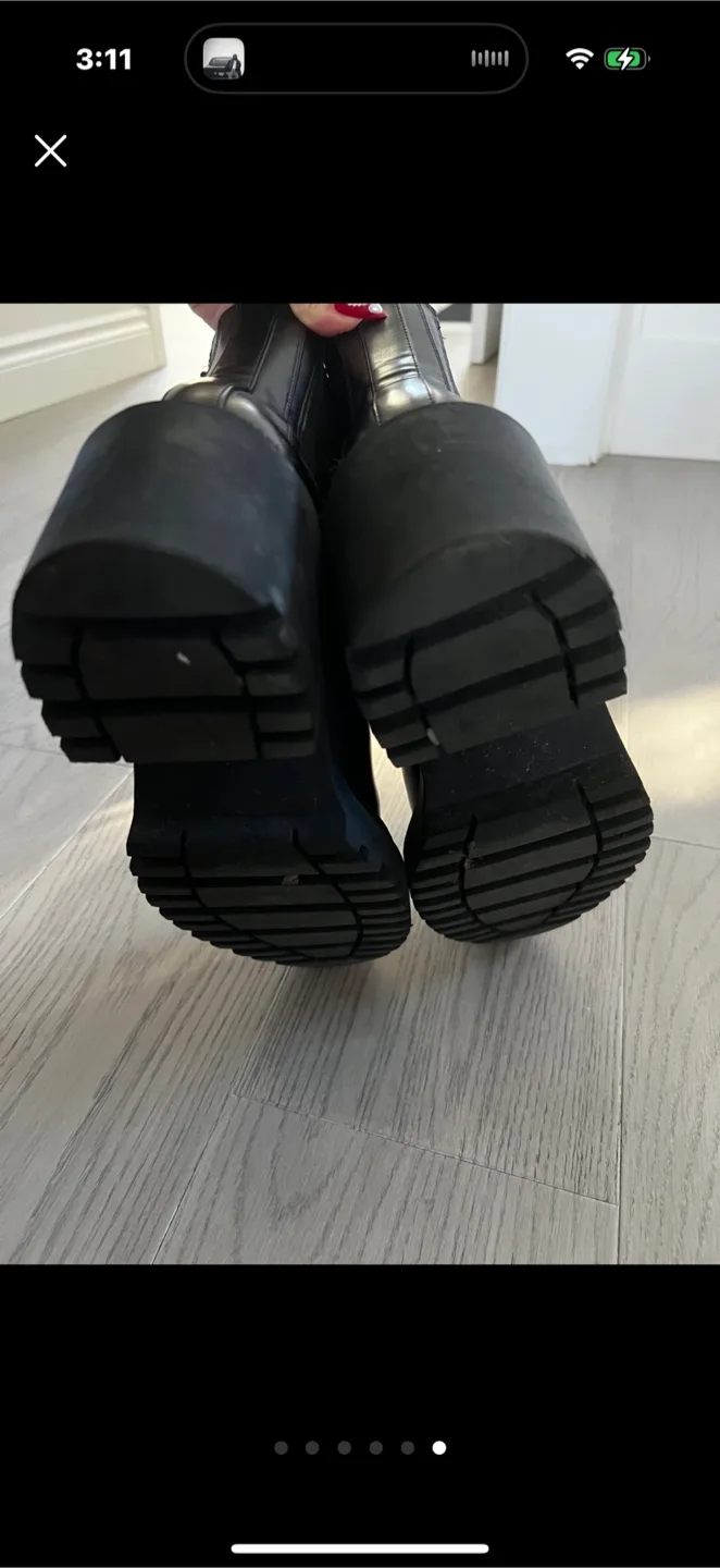 Black Leather Heeled Chelsea Boots image indicator(6)