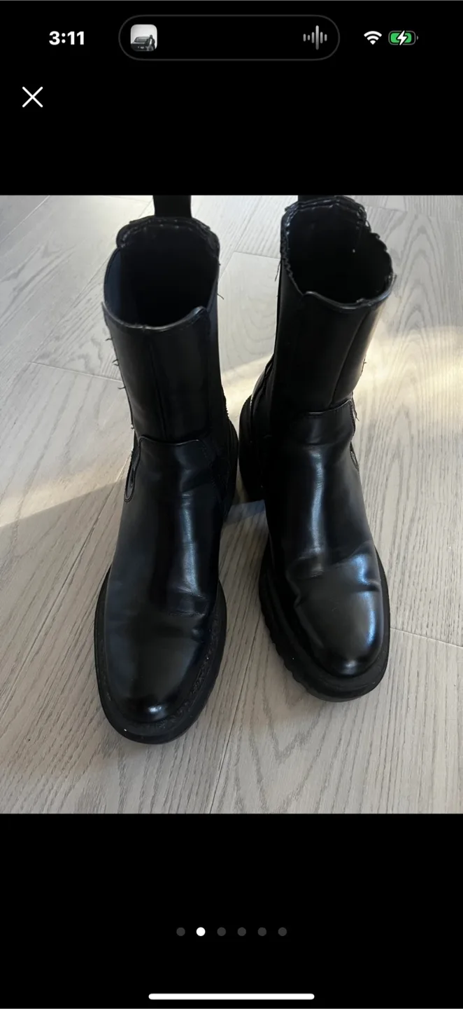 Black Leather Heeled Chelsea Boots image indicator(2)