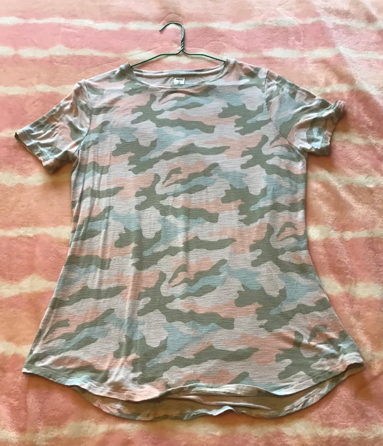 🤩 Old Navy Camo Print T-Shirt - Size M Tall thumbnail