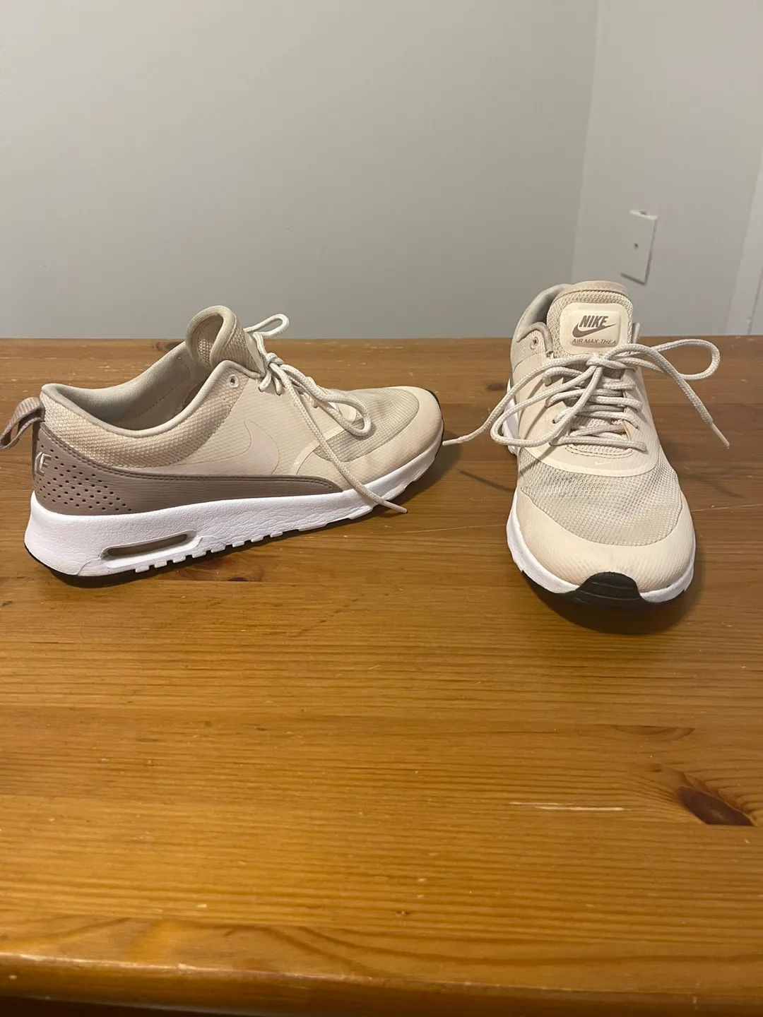 MUST GO BY TOMORROW* Nike Womens Sneakers Size 7.5 thumbnail