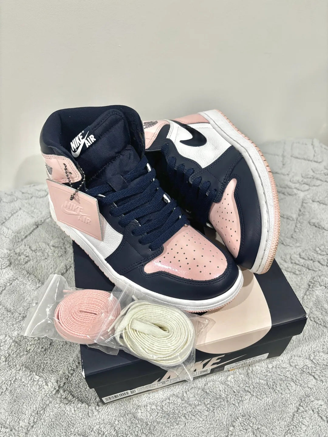 Jordan 1 Retro High OG Atmosphere Size 8W thumbnail