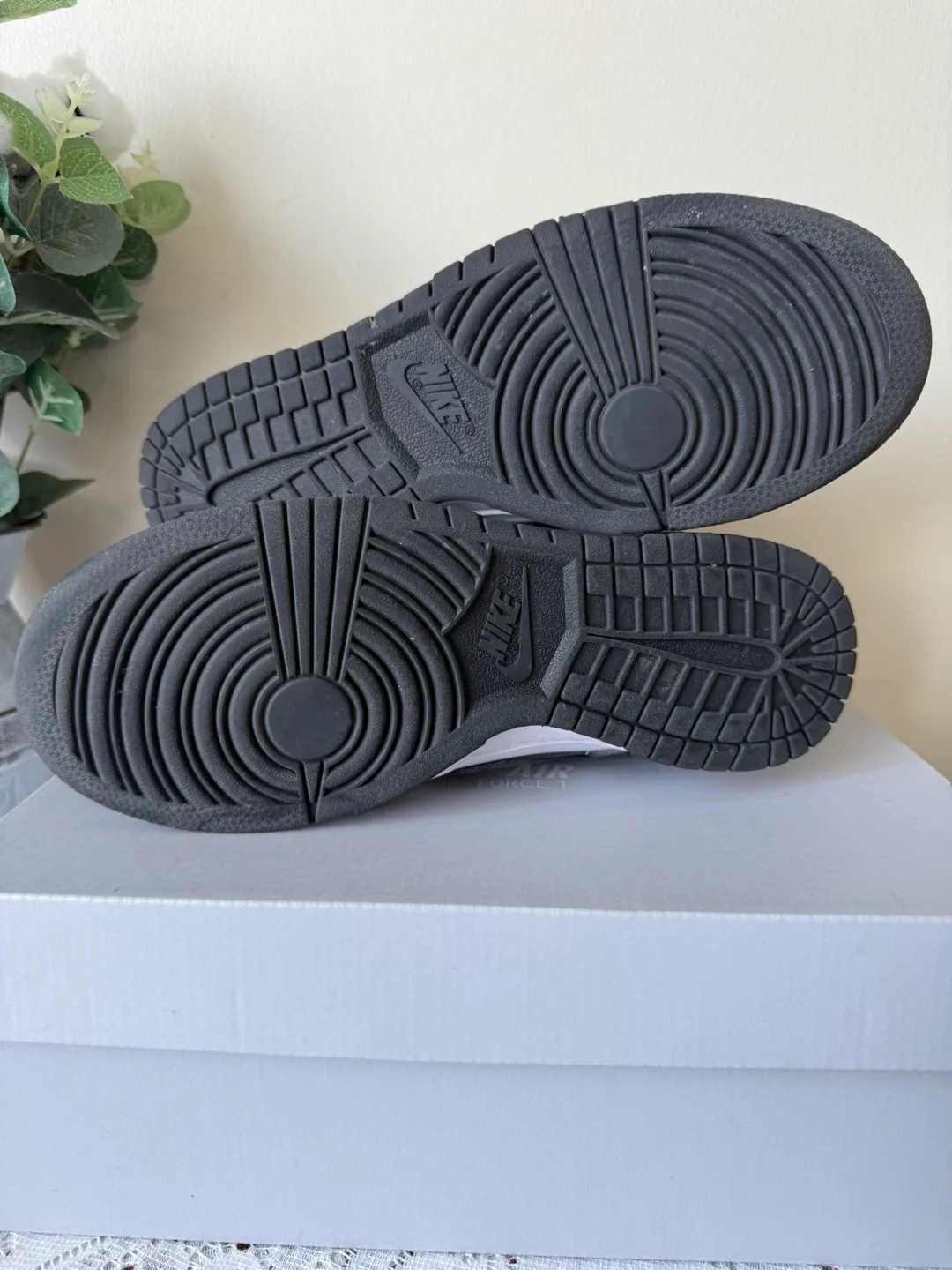 Nike Women’s Sneakers (Youth 6/ Women 7.5) Great condition!! image indicator(4)