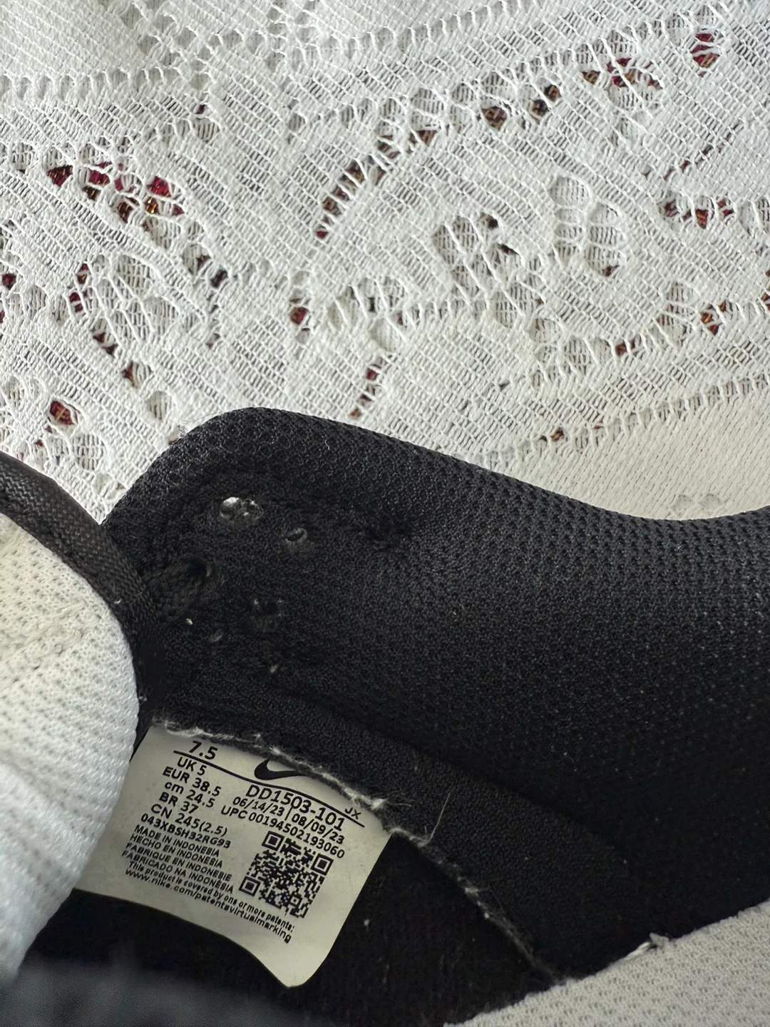 Nike Women’s Sneakers (Youth 6/ Women 7.5) Great condition!! image indicator(6)