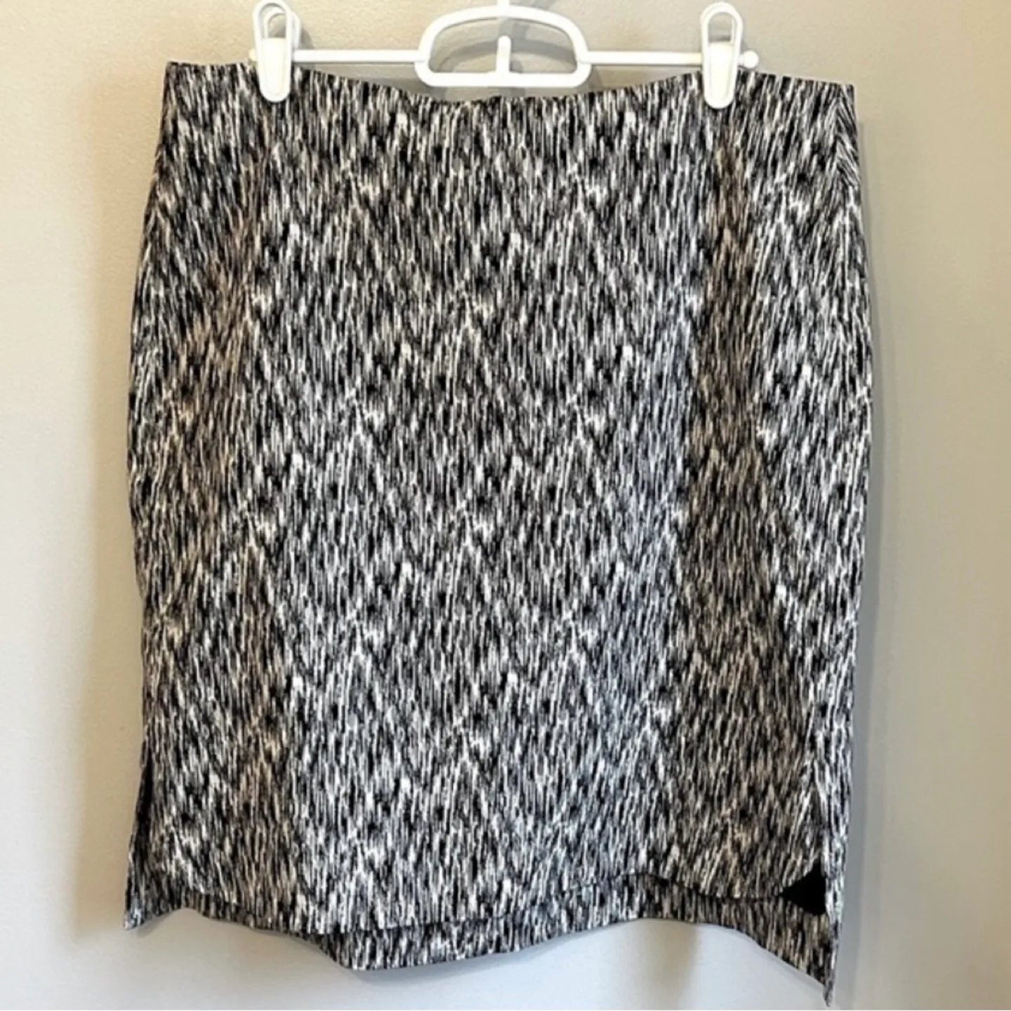 Turnover Black and White Sketch Print Pencil Skirt Womens Size 8 thumbnail