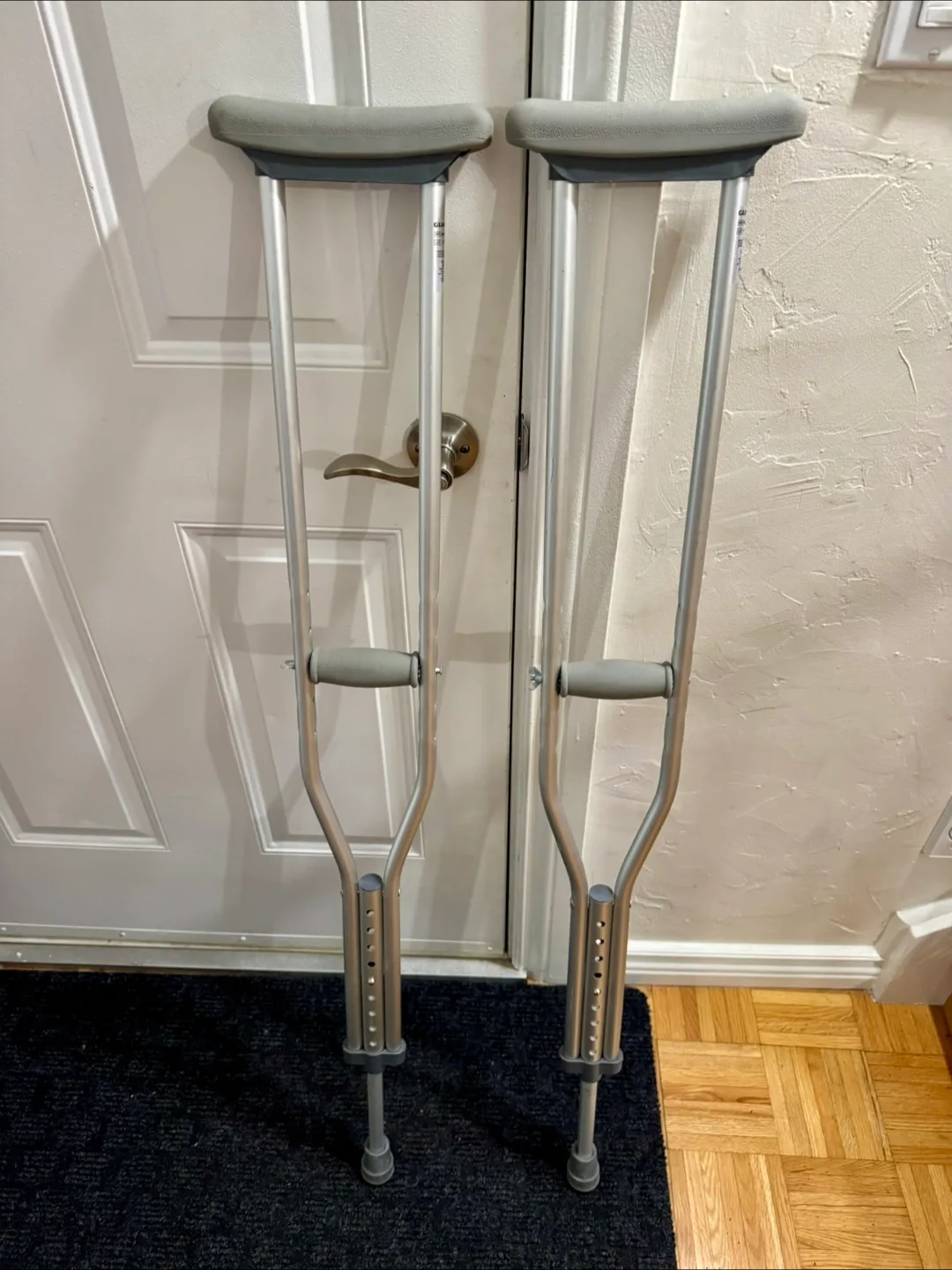 Pair of crutches like new thumbnail