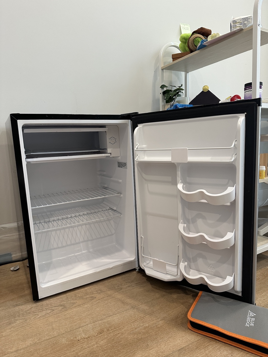 Haier Compact Mini Fridge - Silver - photo 2