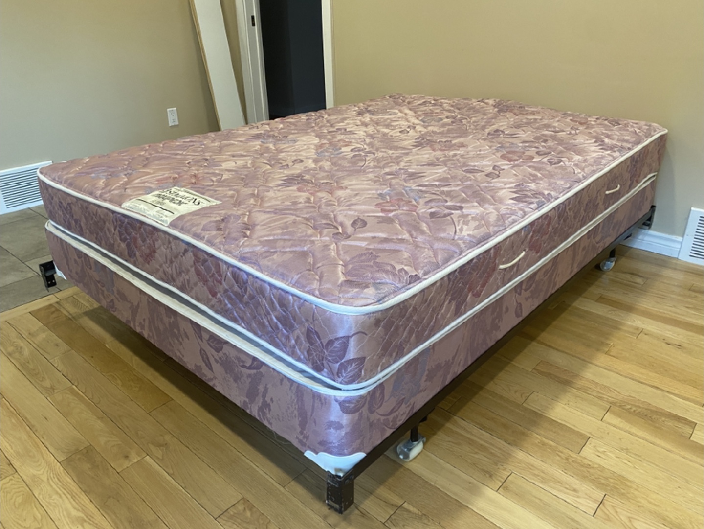 Queen Size Bed Set All Included (CAN DELIVER - photo 4