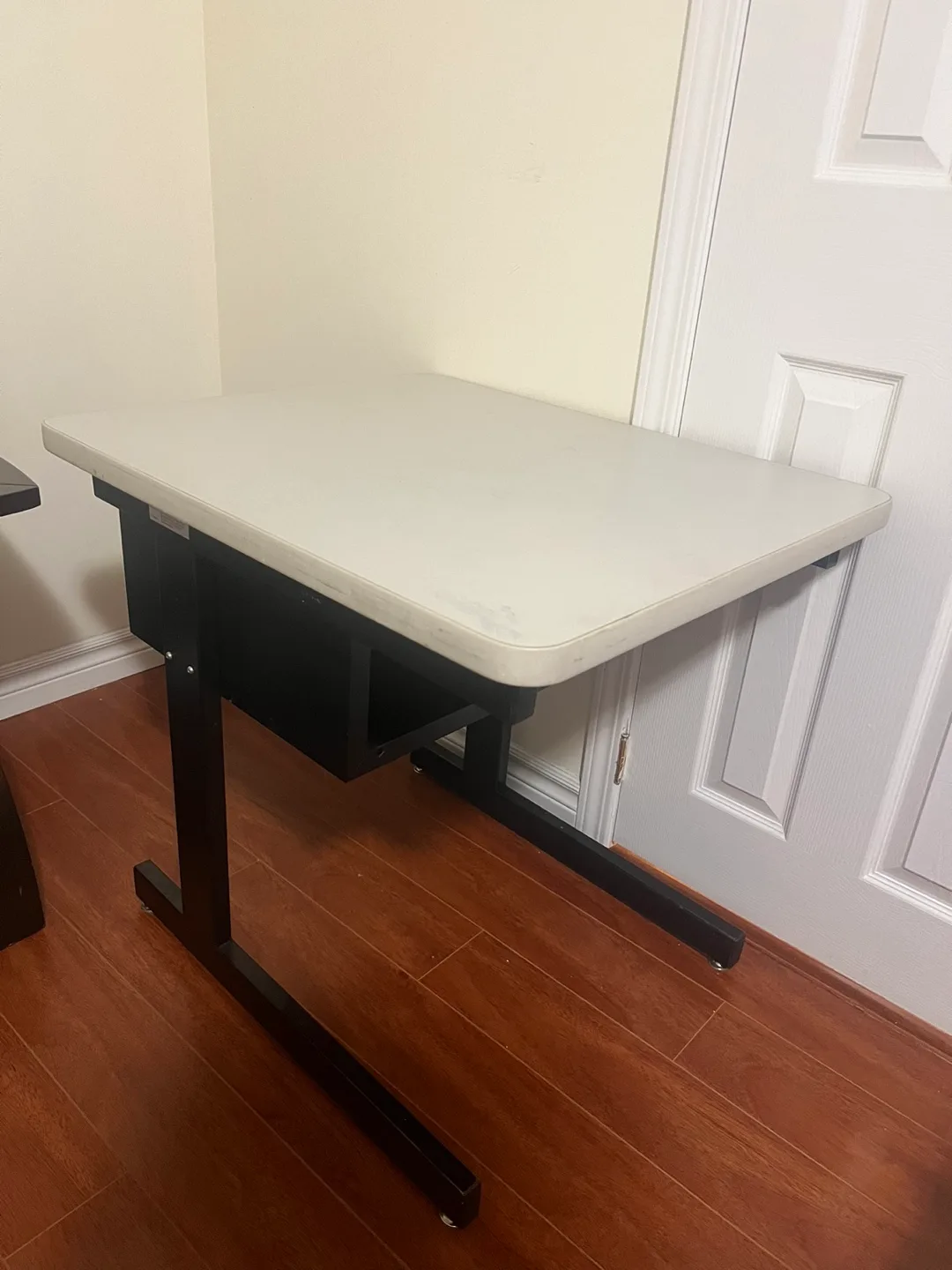 Small Desk - Perfect for Small Spaces! thumbnail