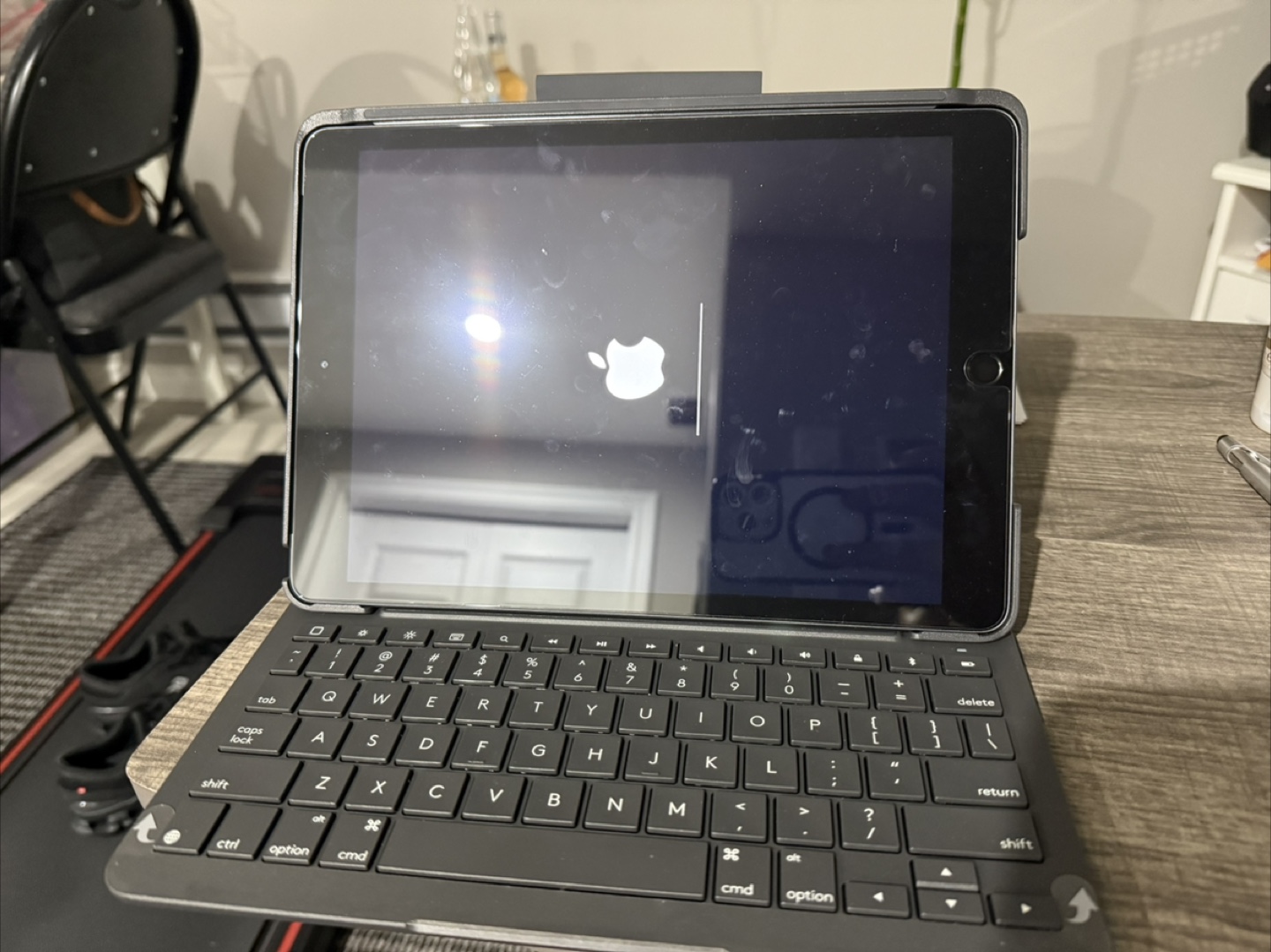 iPad 7th Gen,32 GB, with Logitech Keyboard Case - photo 3