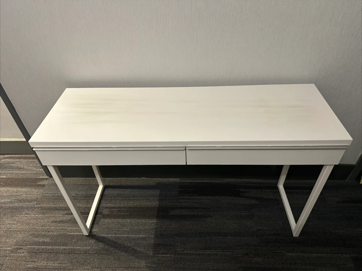 Ikea desk * like new thumbnail