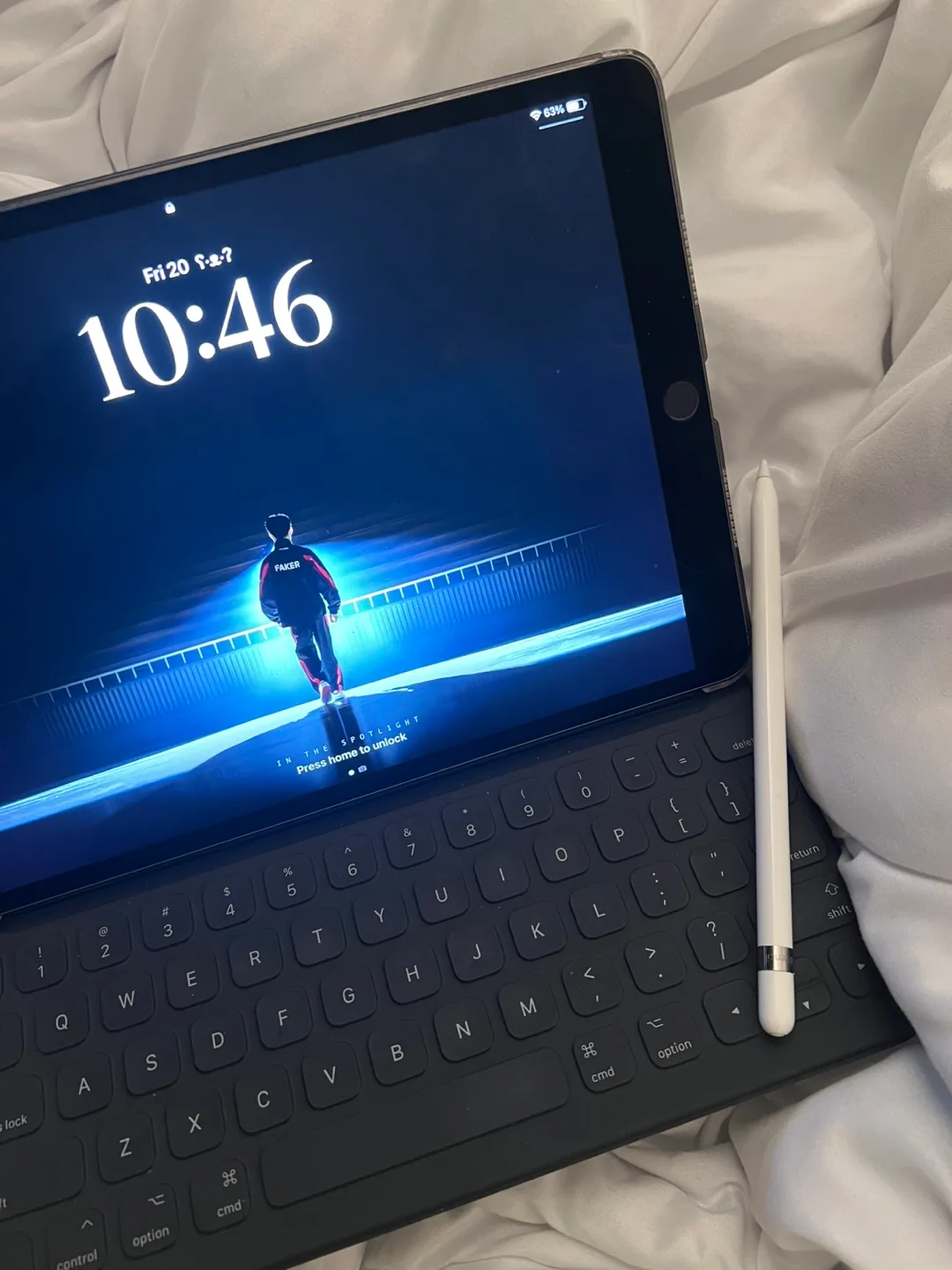 ipad air3 with apple pencil and magic keyboard thumbnail