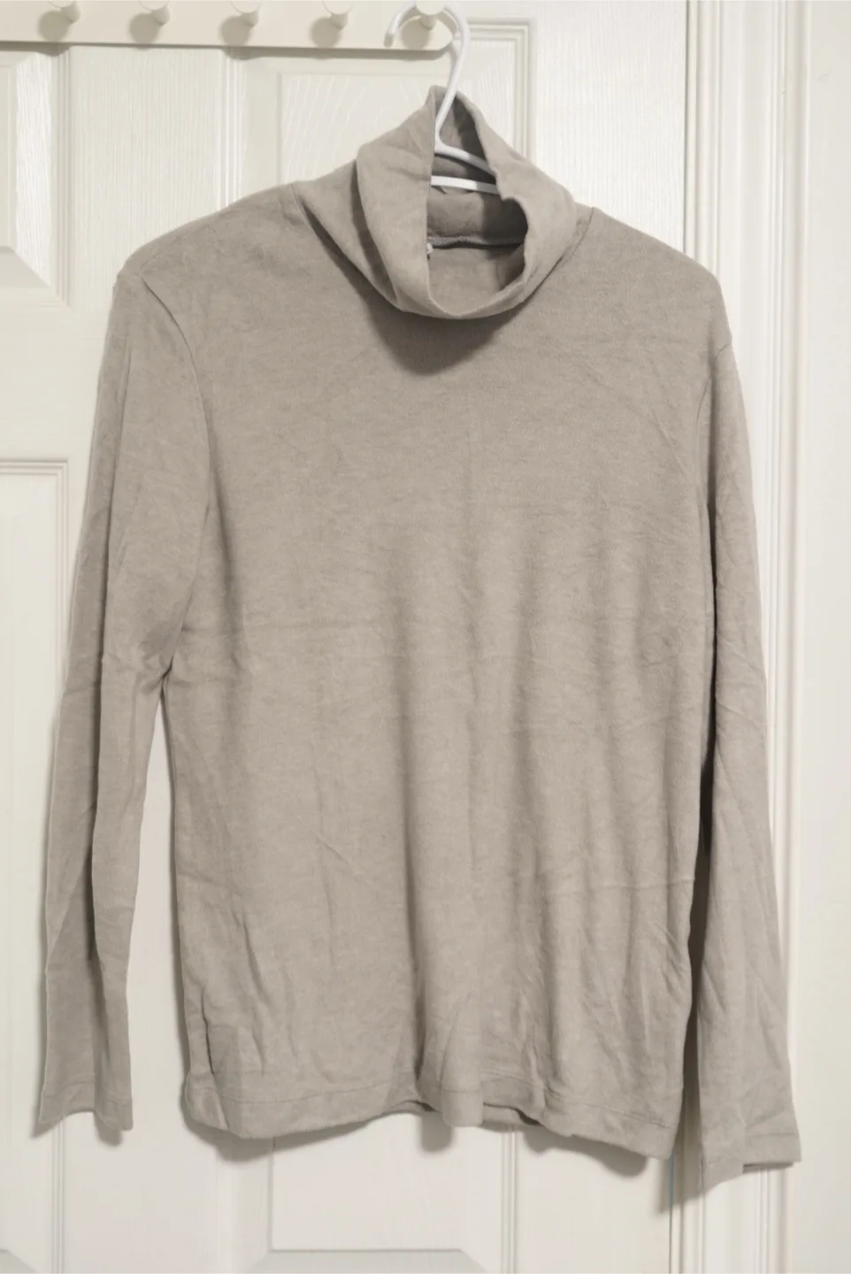 Uniqlo XL Beige Turtleneck