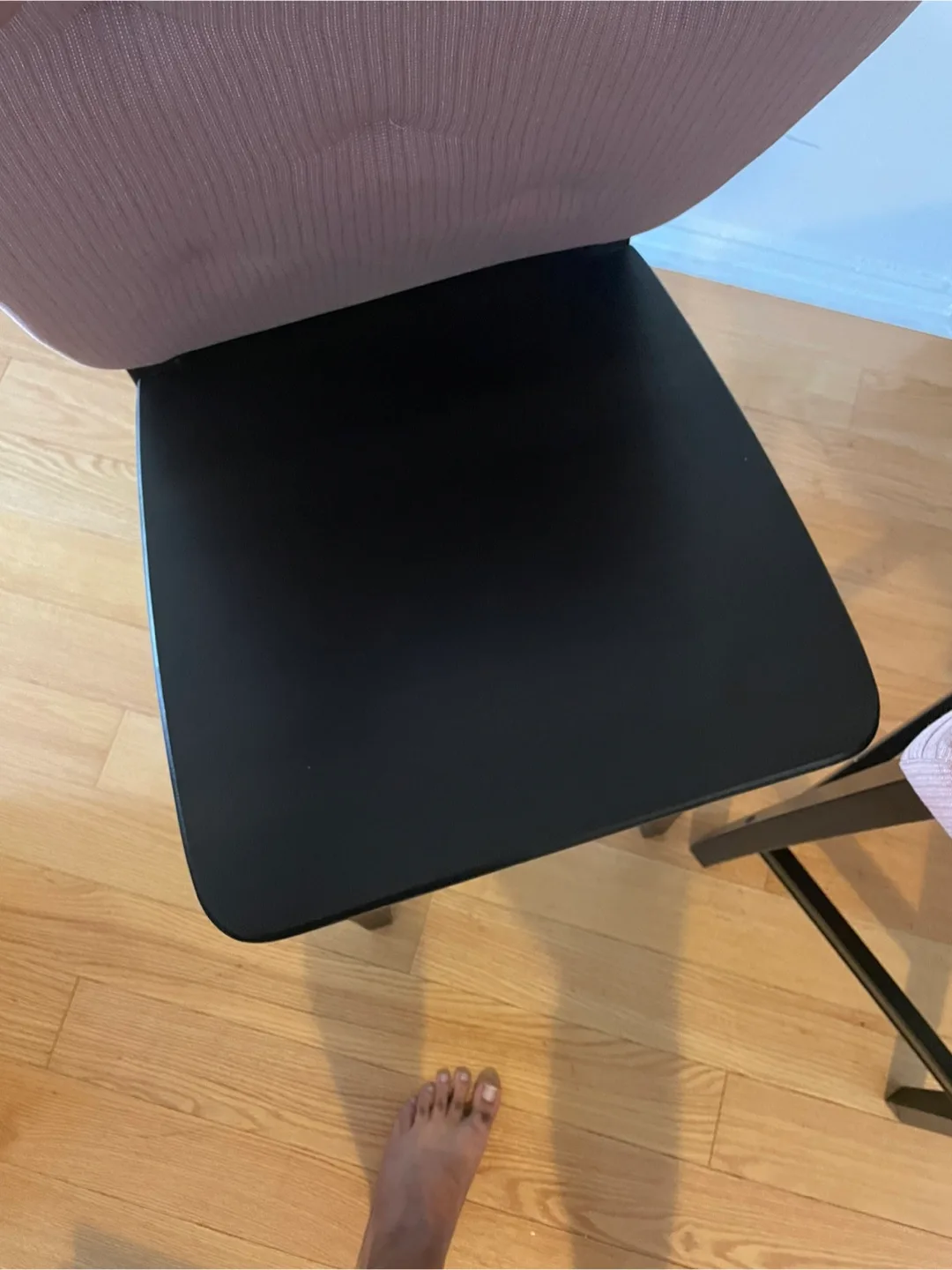 Set of 2 Black Bar Stools with Pink Cushions image indicator(4)