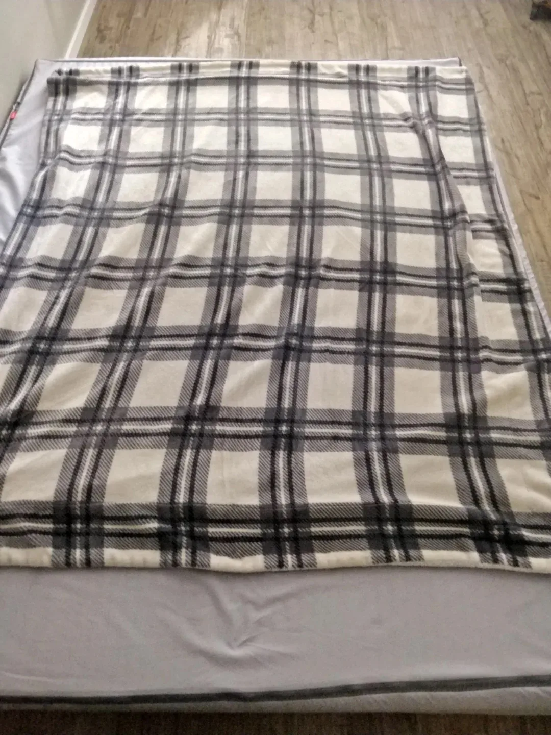 Cozy Plaid Sherpa Throw Blanket thumbnail