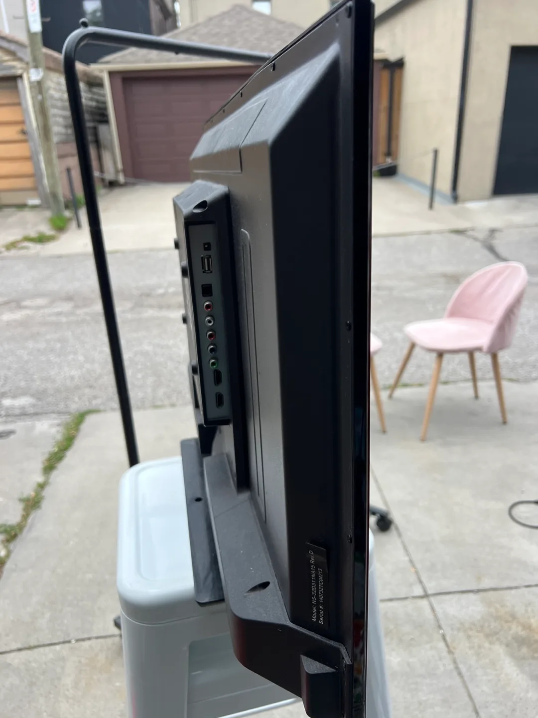 Insignia 32" LED TV - Great Condition image indicator(3)