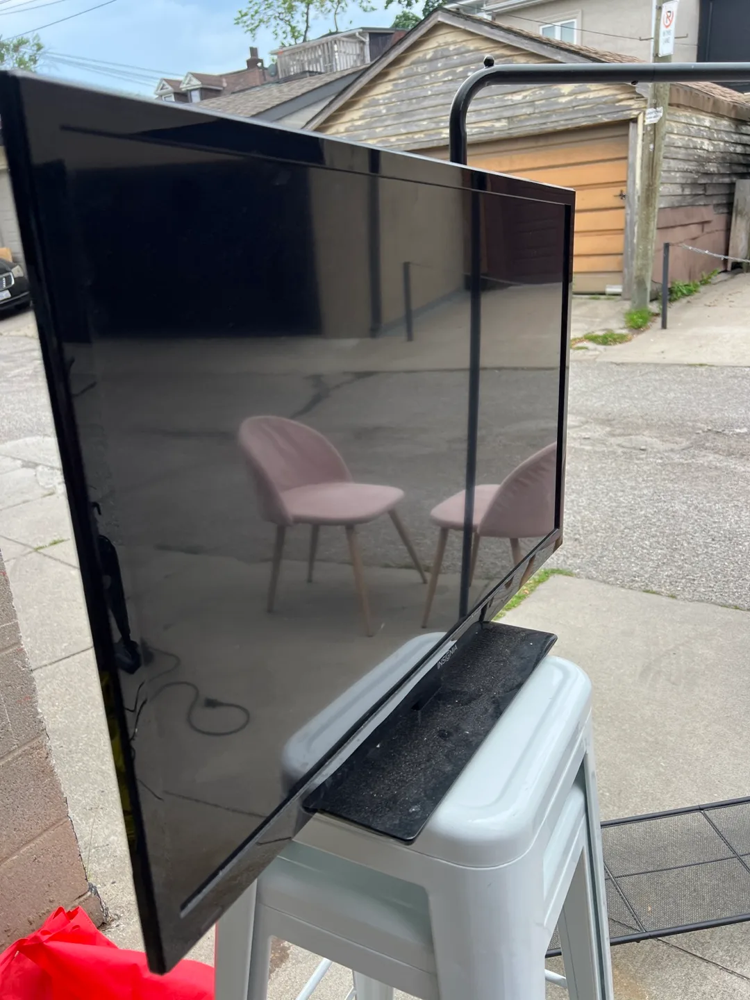 Insignia 32" LED TV - Great Condition thumbnail