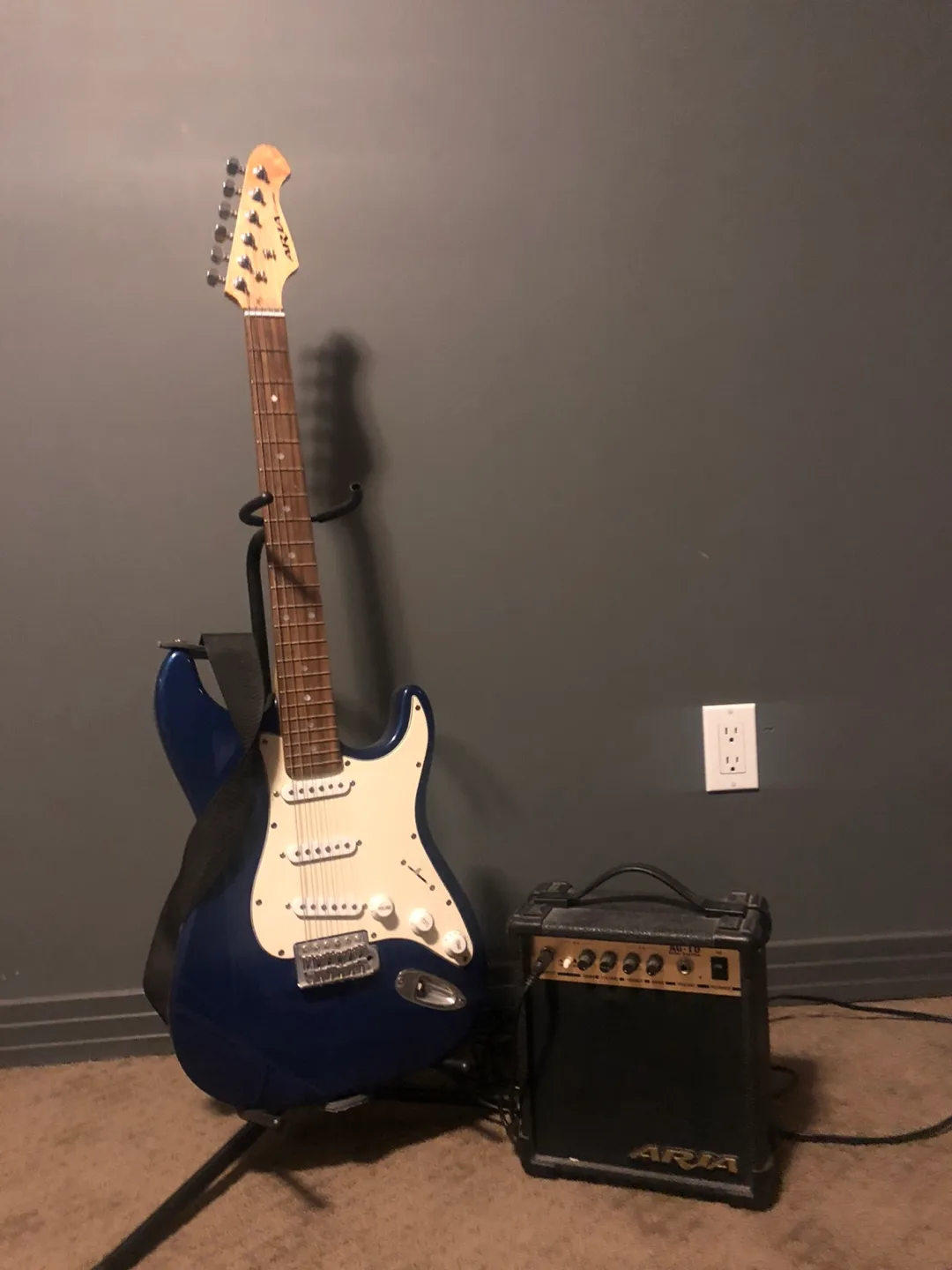 Aria AG-10 Guitar Amplifier thumbnail