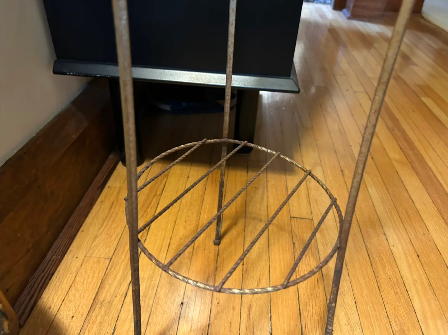 $20 MCM Vintage Gold Tone wrought iron Metal Plant Stand 32" image indicator(7)