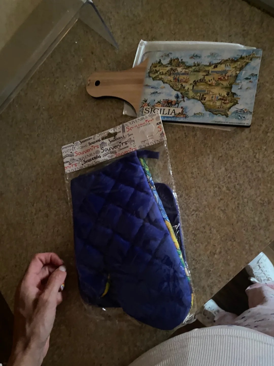 Sicilia Oven Mitt & Cutting Board Set image indicator(3)