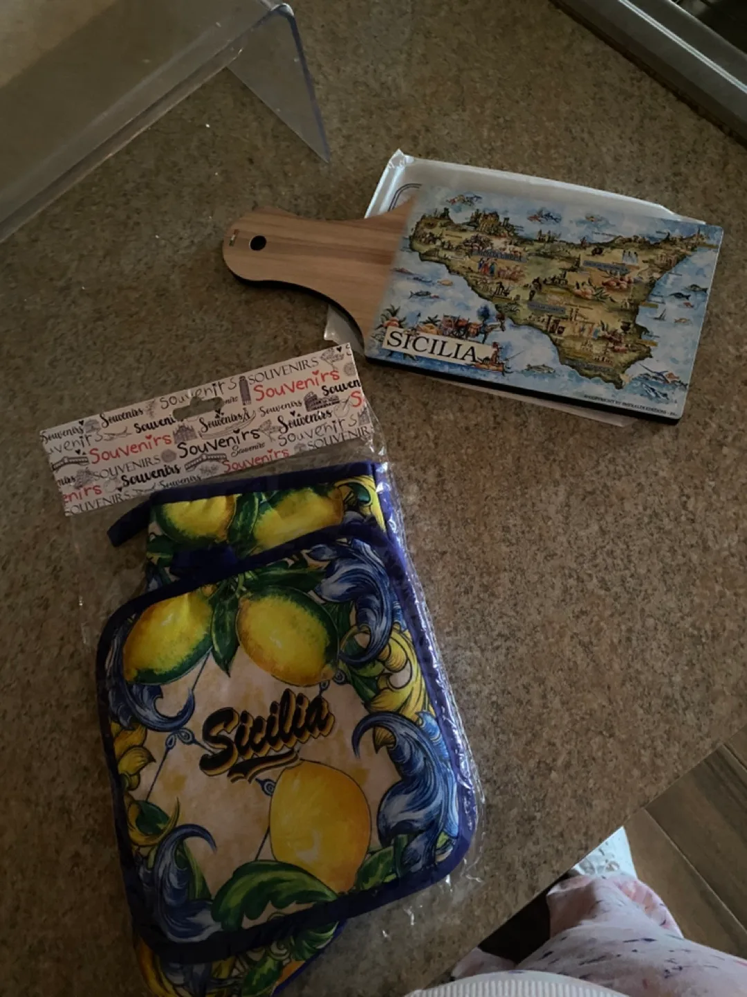Sicilia Oven Mitt & Cutting Board Set image indicator(2)