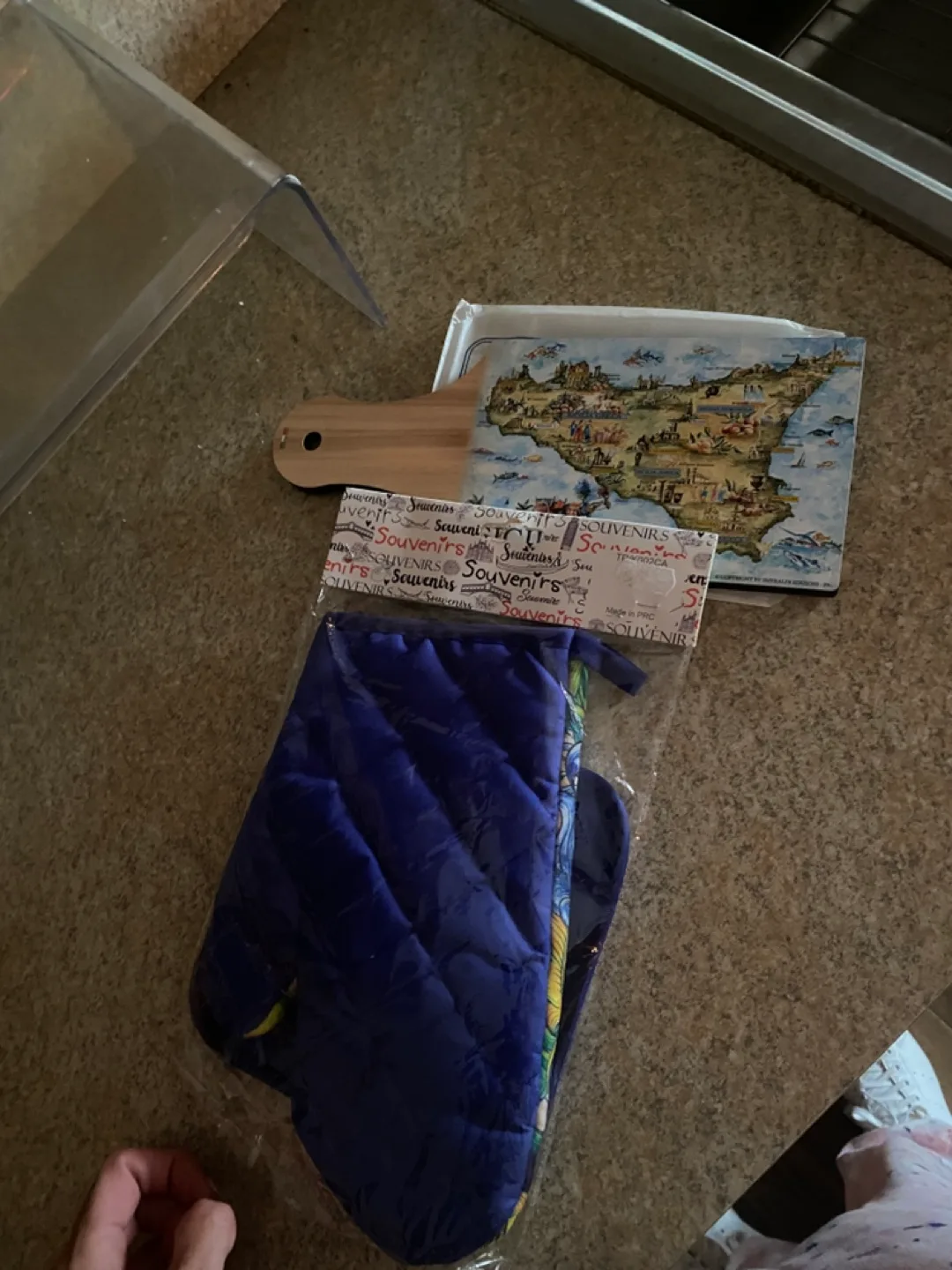 Sicilia Oven Mitt & Cutting Board Set image indicator(4)