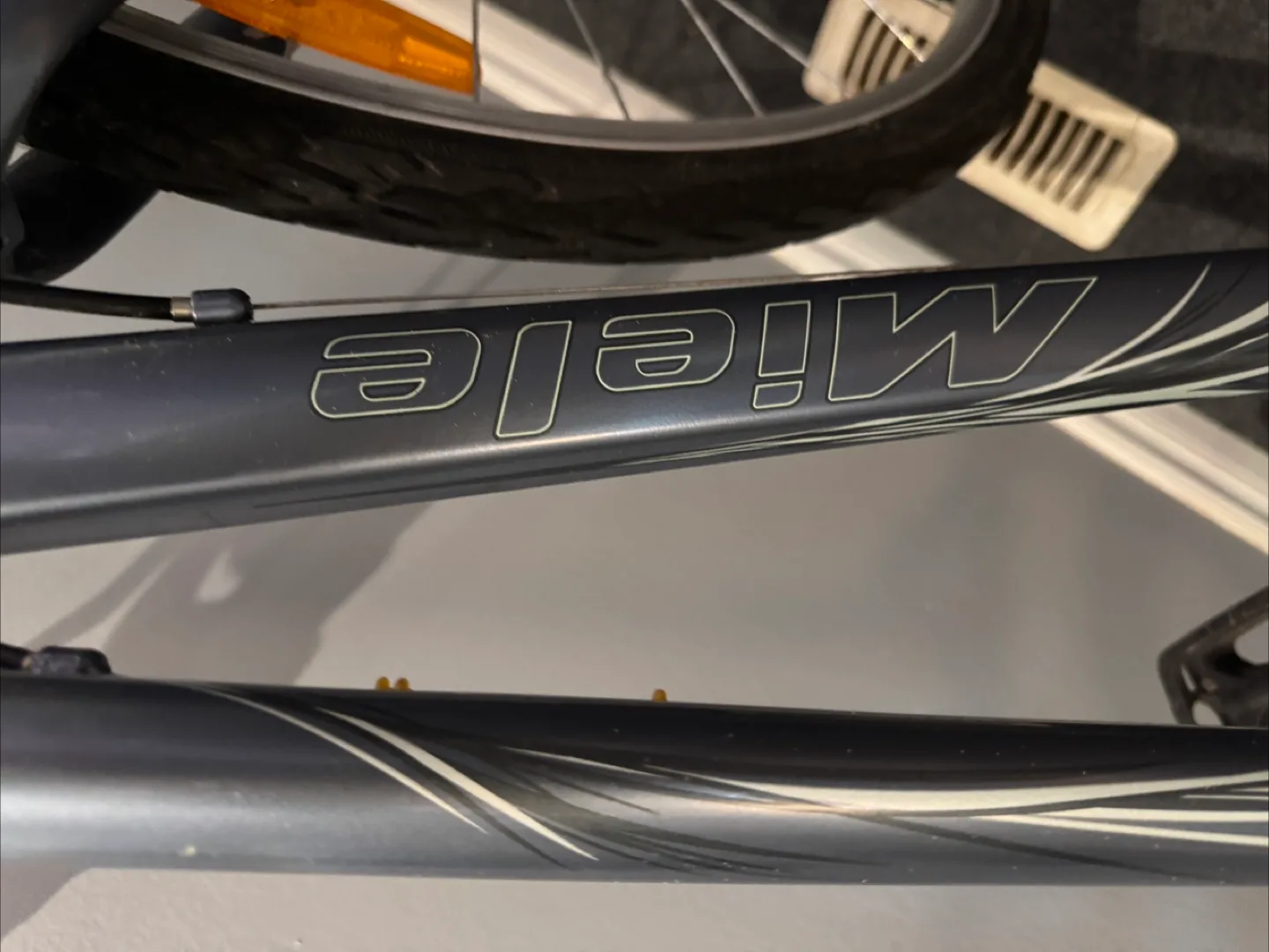 Ladies Miele 18 speed hybrid - 15" Frame Bicycle image indicator(3)