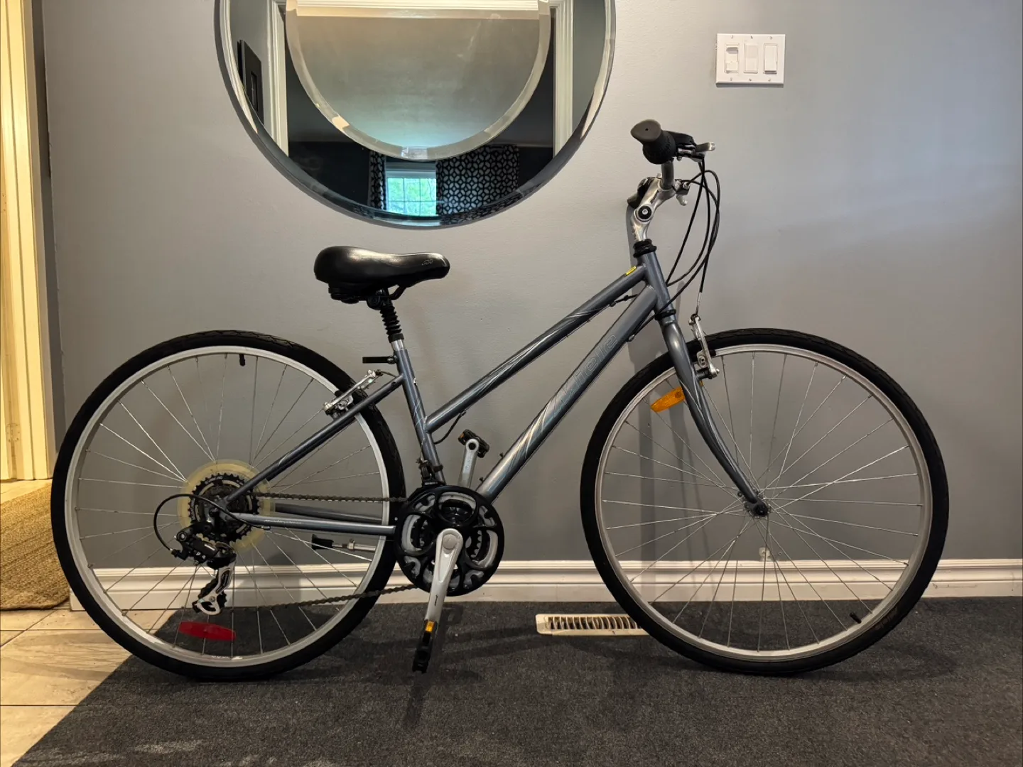 Ladies Miele 18 speed hybrid - 15" Frame Bicycle image indicator(2)