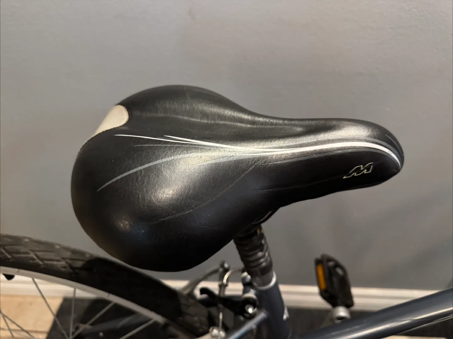 Ladies Miele 18 speed hybrid - 15" Frame Bicycle image indicator(5)