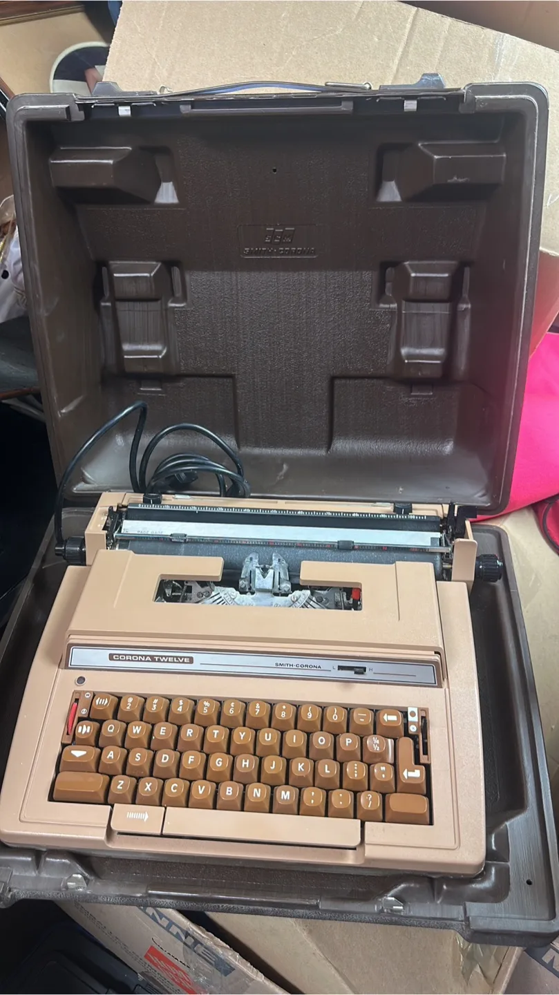 Smith Corona Twelve Electric Typewriter & Case image indicator(2)