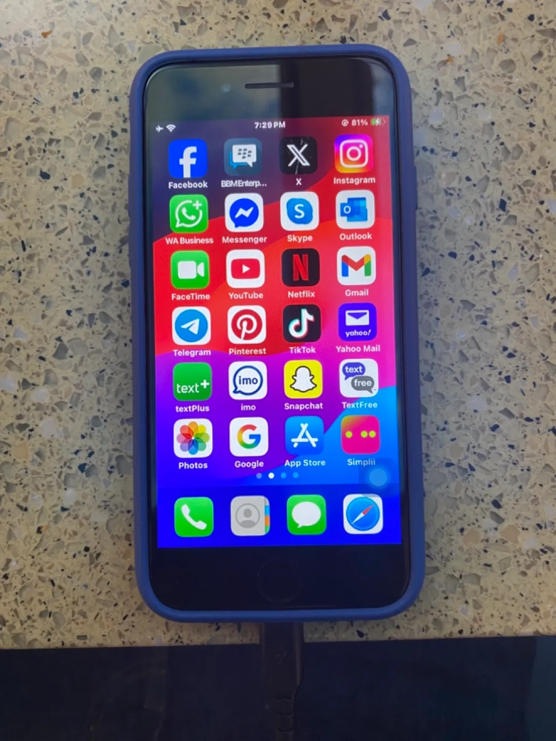 iPhone SE 2020 64GB unlocked plz read description thumbnail