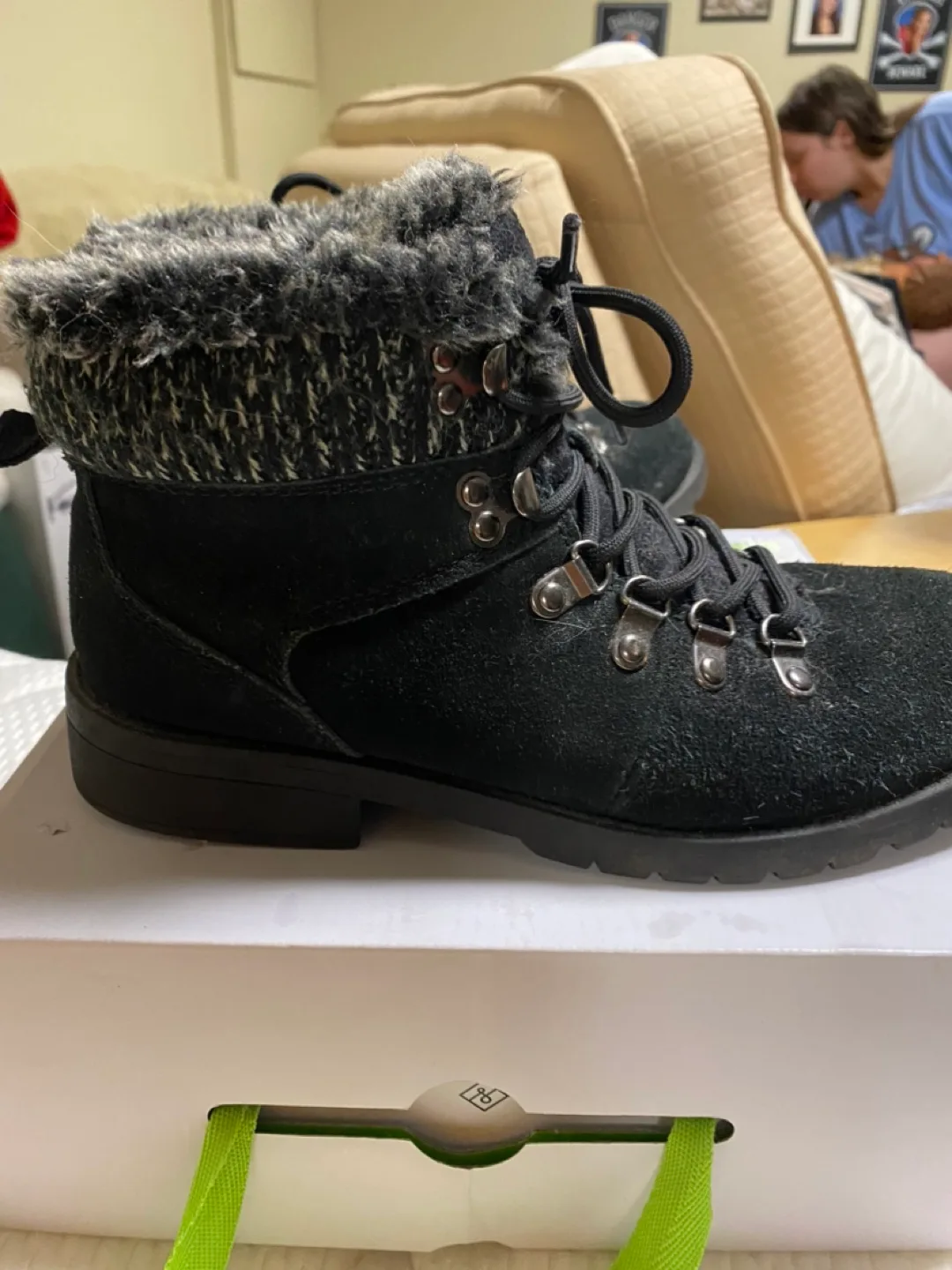 BLACK BOOTS image indicator(2)