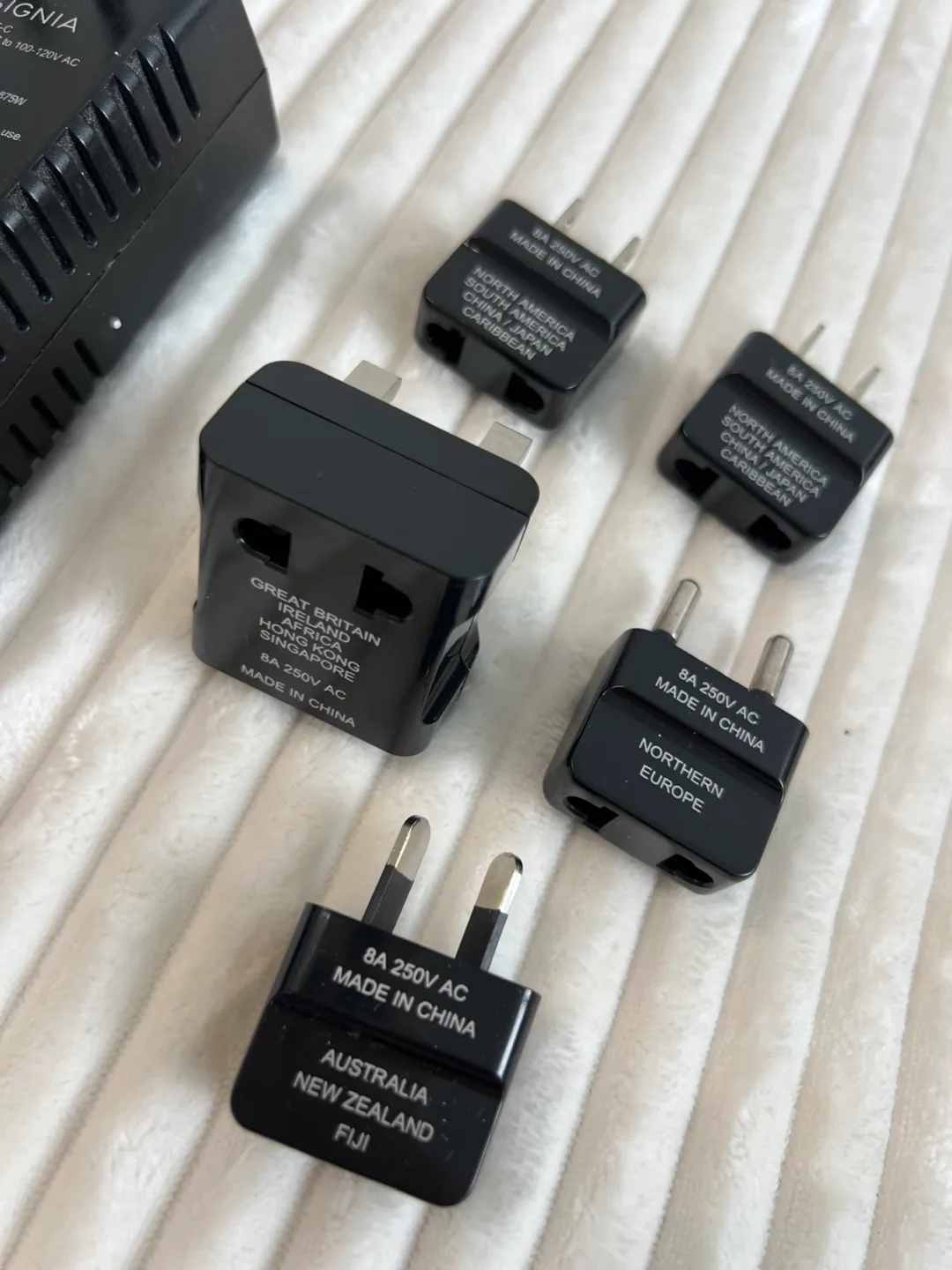 Insignia Travel Adapter Kit image indicator(3)