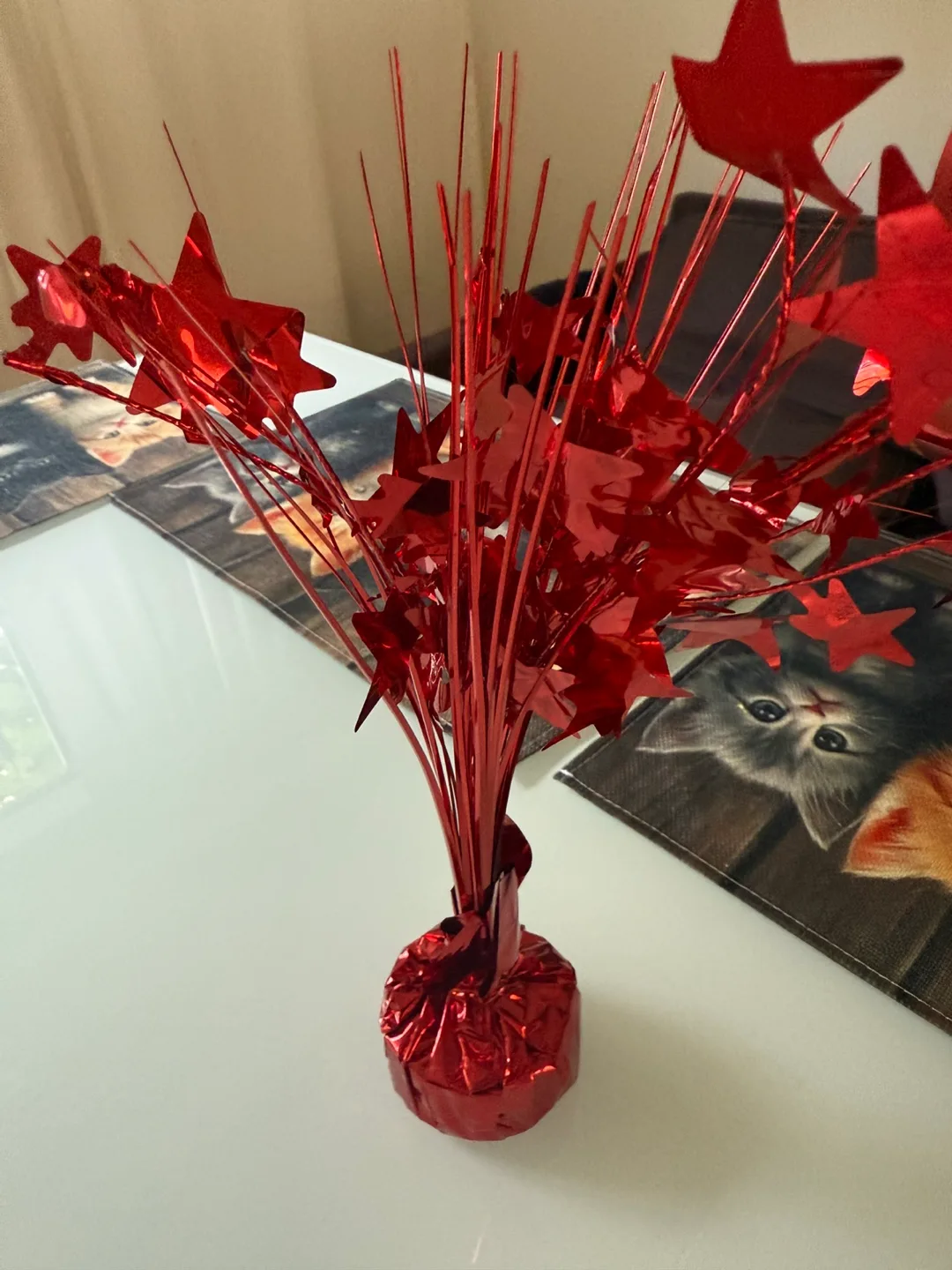 Red Starburst Table Decoration thumbnail
