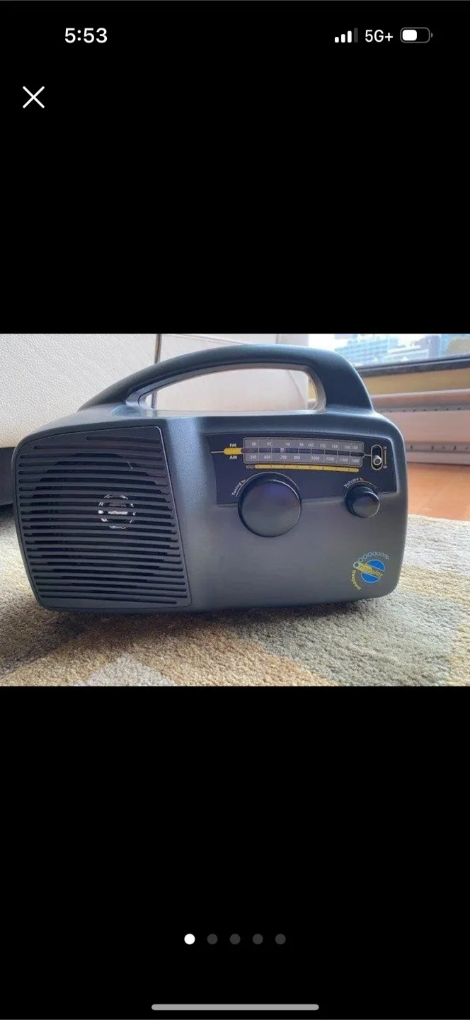Hand crank radio by Freeplay thumbnail